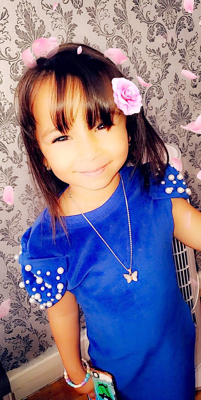 Amelia participe au concours pour gagner de l'argent avec cette photo : bangs, beauty, black_hair, blue, child, child_model, cool, design, dress, ear, forehead, hair, hair_accessory, hairstyle, headband, hime_cut, joy, lip, long_hair, neck