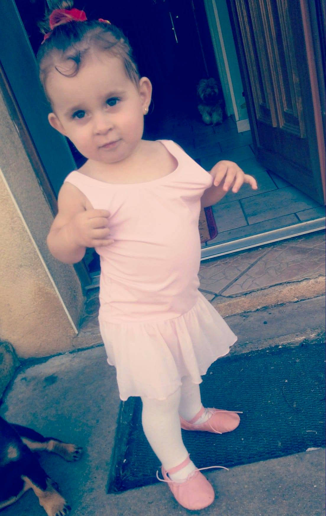 Dgena a rejoint le concours — aidez-le/la à gagner de superbes lots ! baby, beauty, blue, cheek, child, dress, eye, face, fun, lip, person, pink, shoe, skin, smile, standing, toddler