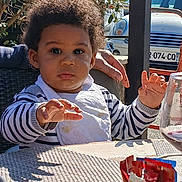 Alakana participe au concours pour gagner de l'argent avec cette photo : baby, bodypart, car, couch, cutlery, face, finger, food, fork, hand, head, indoors, lunch, meal, person, photography, portrait, restaurant, transportation, vehicle