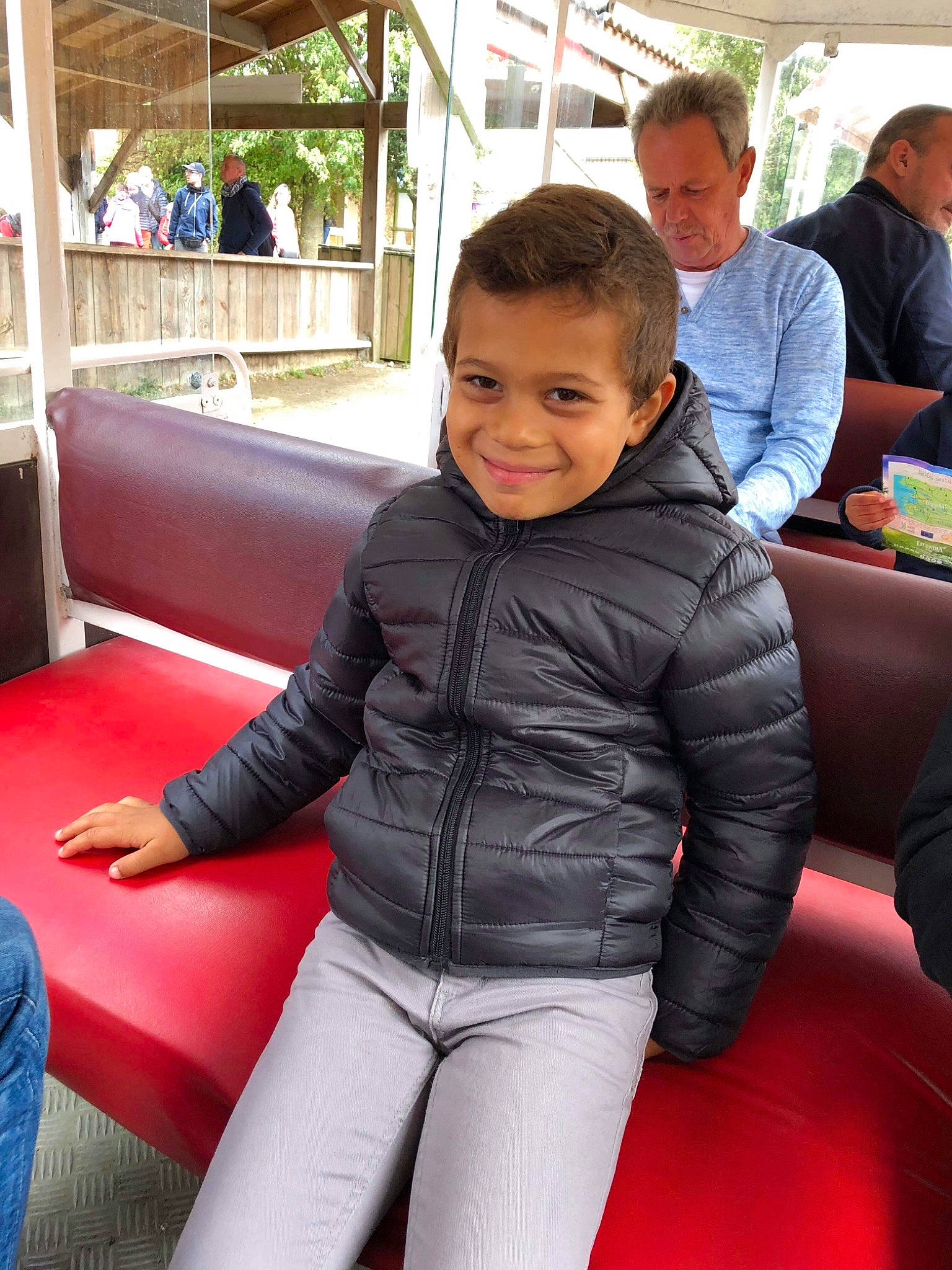 Sohann a rejoint le concours — aidez-le/la à gagner de superbes lots ! child, joy, leg, person, recreation, sitting