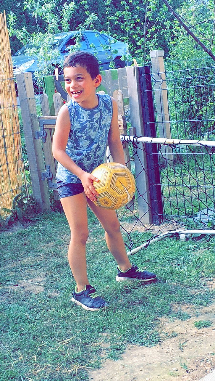 Sohann a rejoint le concours — aidez-le/la à gagner de superbes lots ! ball, joy, leisure, net, person, play