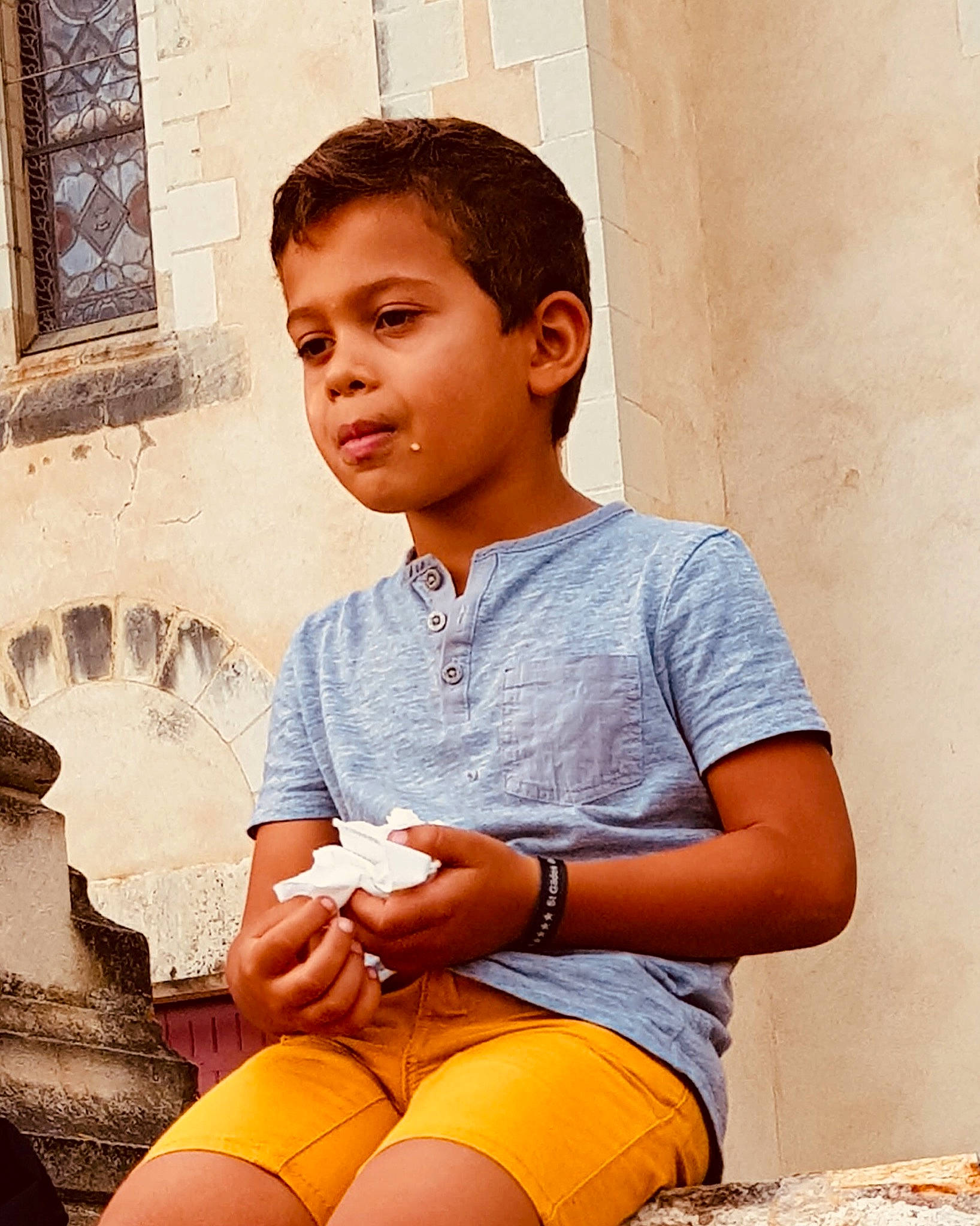 Sohann a rejoint le concours — aidez-le/la à gagner de superbes lots ! abdomen, black_hair, child, leg, neck, person, sitting, thigh