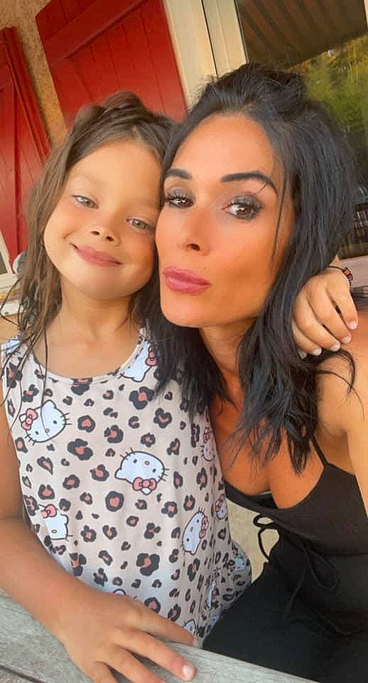 Sarah a rejoint le concours — aidez-le/la à gagner de superbes lots ! black, black_hair, clothing, eye, eyebrow, eyelash, facial_expression, hair, hairstyle, happy, head, human_body, iris, joint, joy, lip, organ, person, shoulder, skin