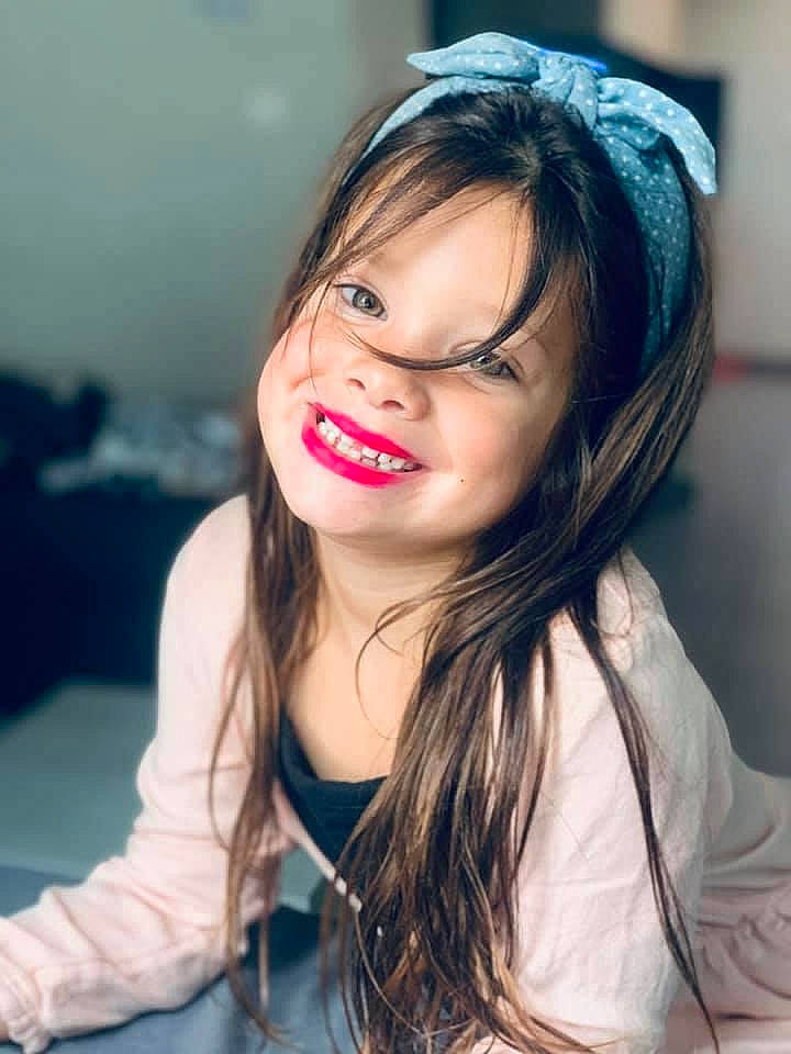 Sarah a rejoint le concours — aidez-le/la à gagner de superbes lots ! black_hair, cool, eye, eyebrow, eyelash, eyewear, flash_photography, gesture, hair, happy, jaw, joy, layered_hair, lip, lipstick, long_hair, mouth, nose, person, skin