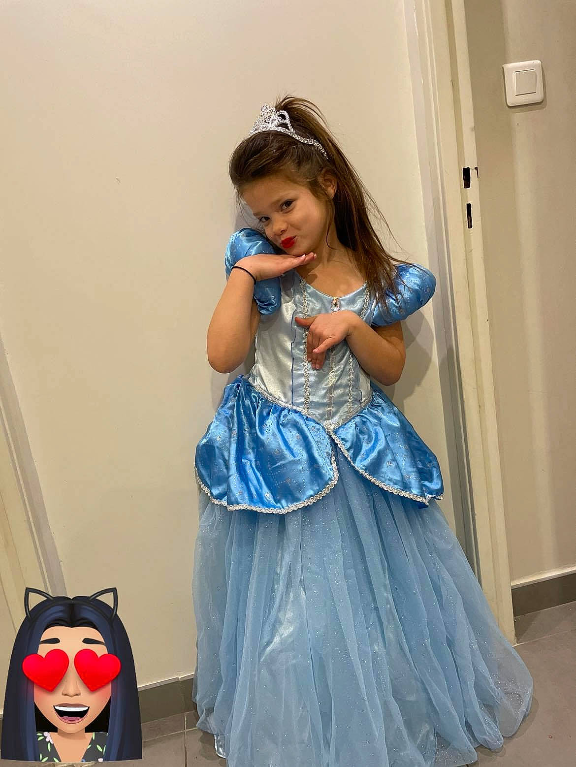 Sarah a rejoint le concours — aidez-le/la à gagner de superbes lots ! aqua, child, day_dress, dress, electric_blue, event, fashion, fashion_design, formal_wear, gown, hair, hairstyle, happy, headpiece, iris, long_hair, one_piece_garment, person, shoulder, sleeve