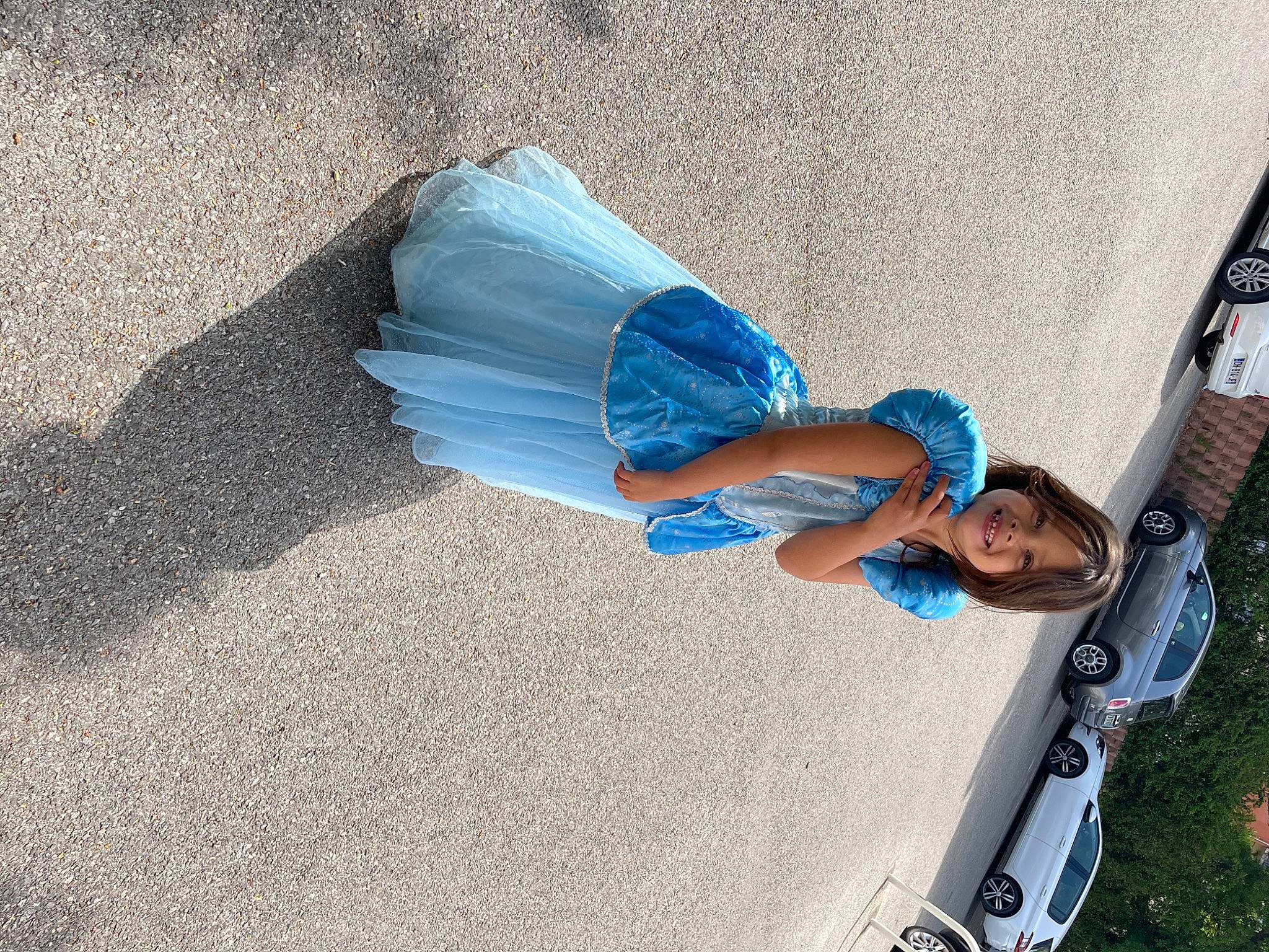 Sarah a rejoint le concours — aidez-le/la à gagner de superbes lots ! asphalt, automotive_exterior, automotive_lighting, automotive_tire, automotive_window_part, azure, bumper, concrete, electric_blue, fun, hood, human_leg, joy, leisure, motor_vehicle, person, road_surface, sidewalk, toddler, vehicle_door