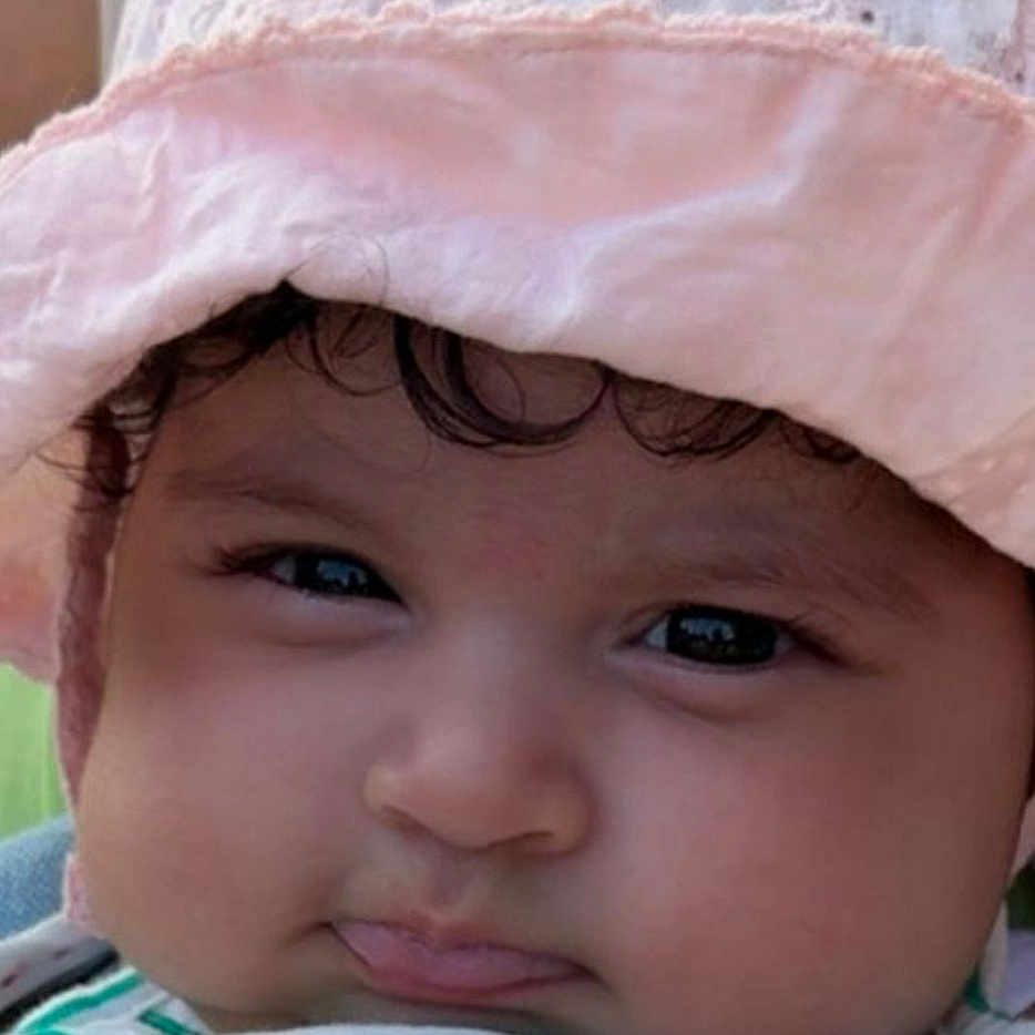 Amira Naima a rejoint le concours — aidez-le/la à gagner de superbes lots ! app_icons, baby, cheeks, child, close_up, clothing, curious, cute, expression, face, hat, headwear, infant, mobile_screen, orange_starfish, person, pink, portrait, striped_shirt, young