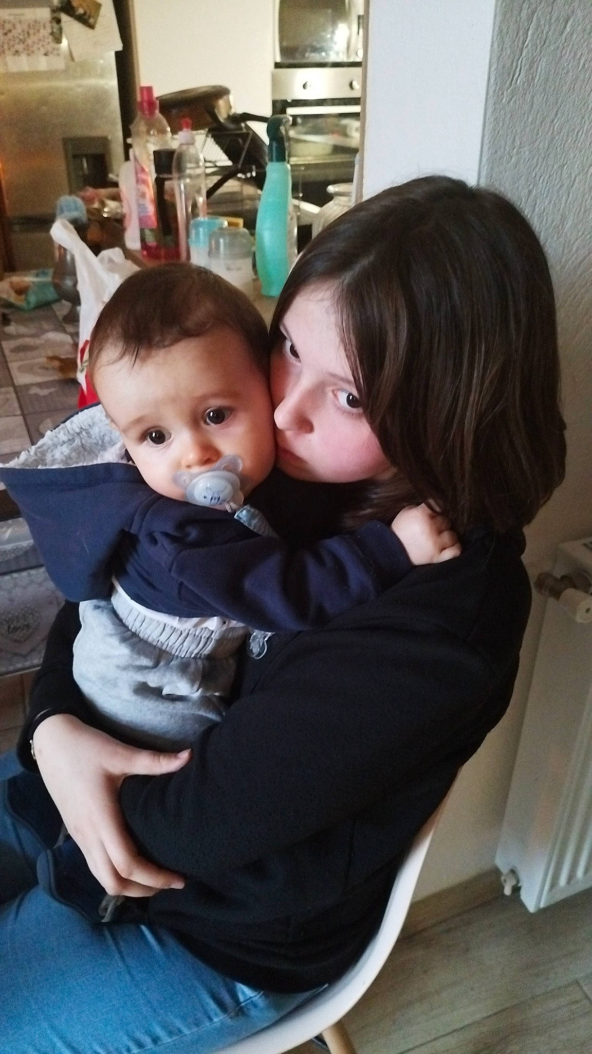 Evan a rejoint le concours — aidez-le/la à gagner de superbes lots ! baby, baby_toddler_clothing, black_hair, blurred, chair, cheek, child, comfort, eye, flooring, fun, happy, interaction, iris, lap, person, sitting, skin, t_shirt, toddler