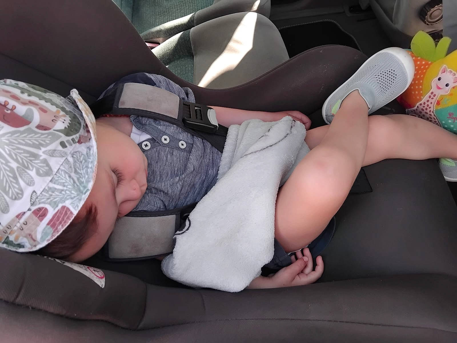 Evan participe au concours pour gagner de l'argent avec cette photo : auto_part, automotive_design, car_seat, carmine, comfort, elbow, finger, flesh, foot, human_leg, joint, knee, lap, leg, nail, person, personal_luxury_car, shorts, sitting, sock