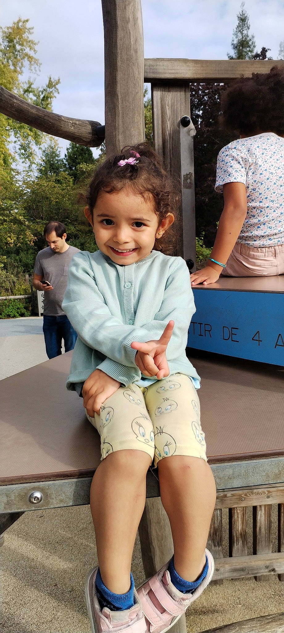 Hana a rejoint le concours — aidez-le/la à gagner de superbes lots ! barefoot, child, facial_expression, fun, happy, human, human_leg, joint, joy, leisure, person, plant, public_space, shorts, shoulder, skin, smile, standing, t_shirt, thigh