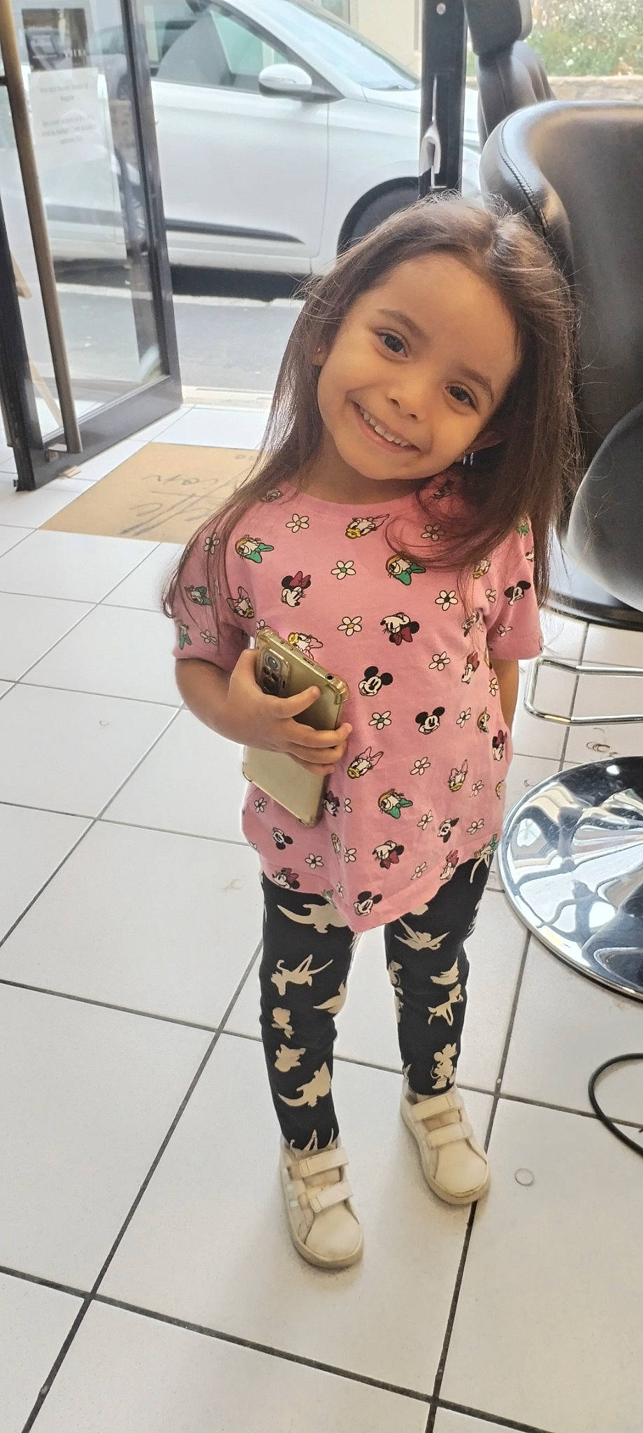 Hana participe au concours pour gagner de l'argent avec cette photo : baby_toddler_clothing, child, eye, face, flooring, hair, hand, happy, head, human_leg, joy, knee, pattern, person, pink, skin, sleeve, smile, thigh, toddler