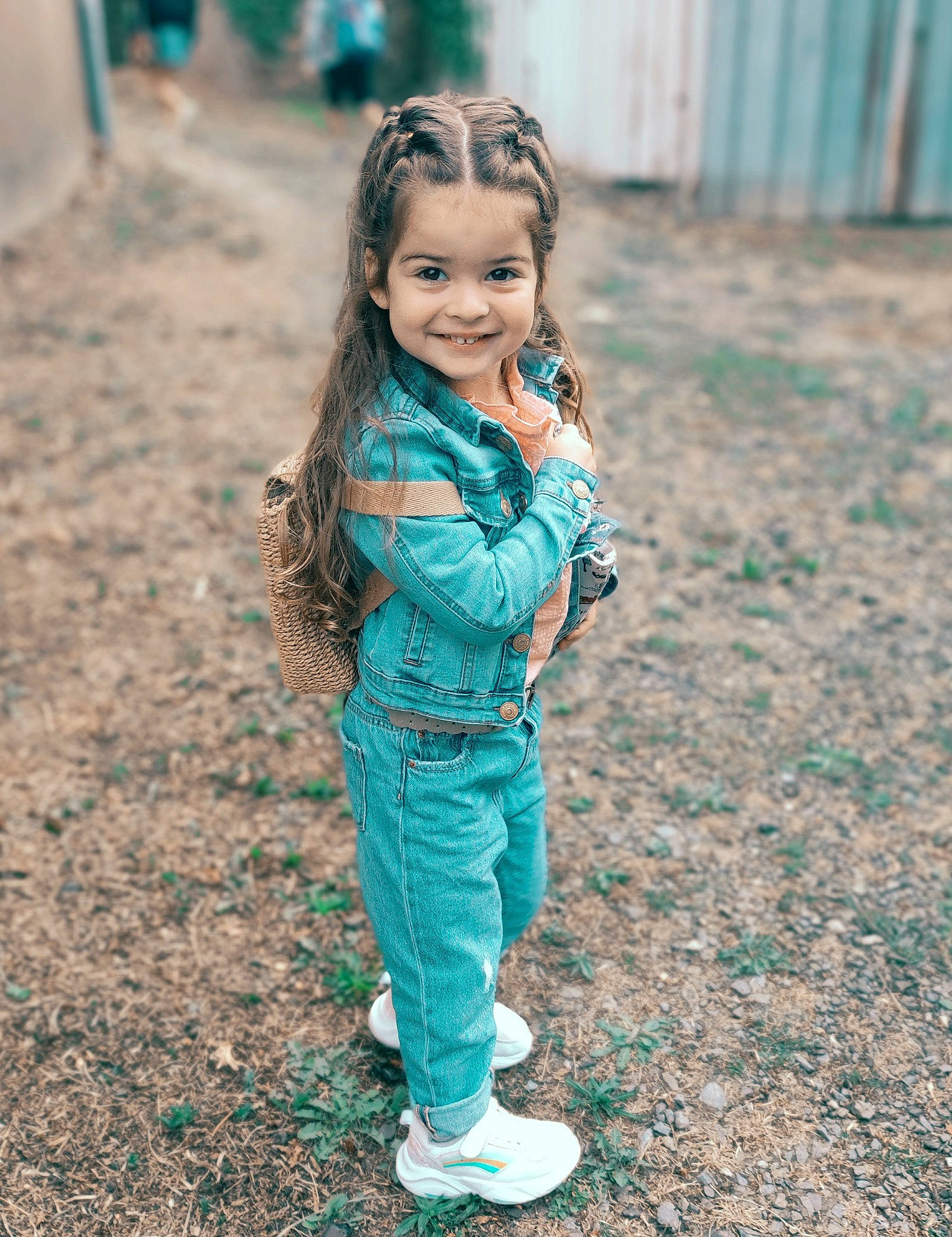 Kalélia participe au concours pour gagner de l'argent avec cette photo : beauty, child, electric_blue, eye, face, flash_photography, fun, grass, hair, happy, head, iris, joy, long_hair, people_in_nature, person, plant, smile, sunlight, toddler