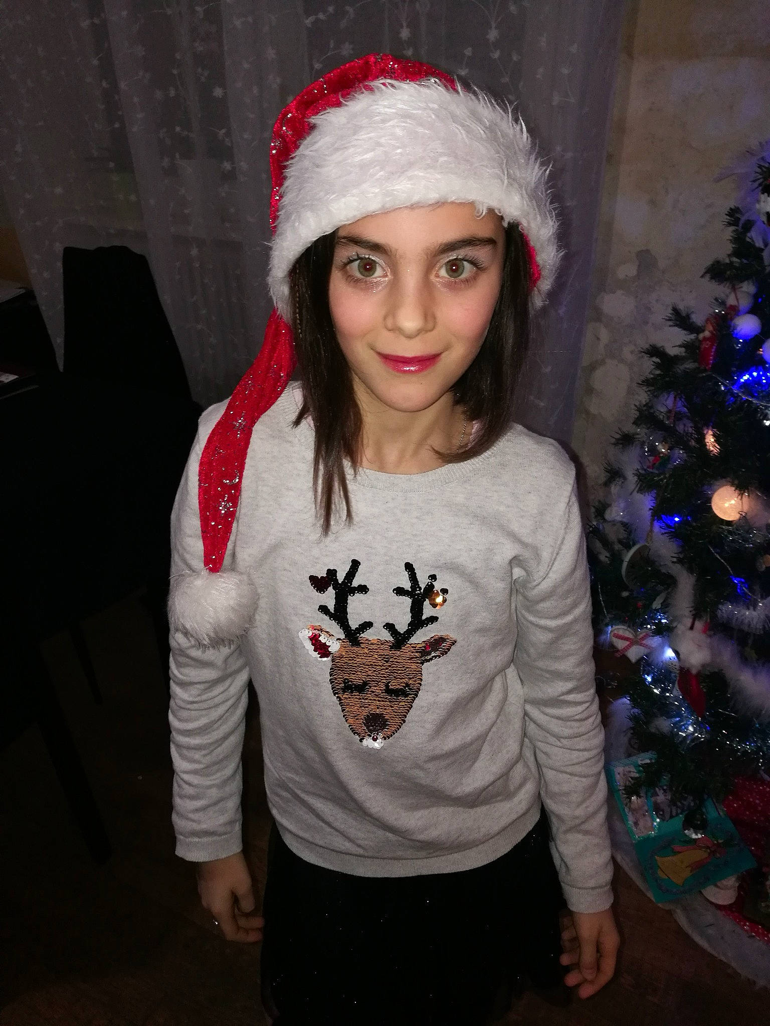 Lilou participe au concours pour gagner de l'argent avec cette photo : beanie, cap, clothing, cool, event, fashion_accessory, fun, girl, headgear, headwear, human_body, human_hair_color, joint, outerwear, person, product, red, shoulder, smile, t_shirt