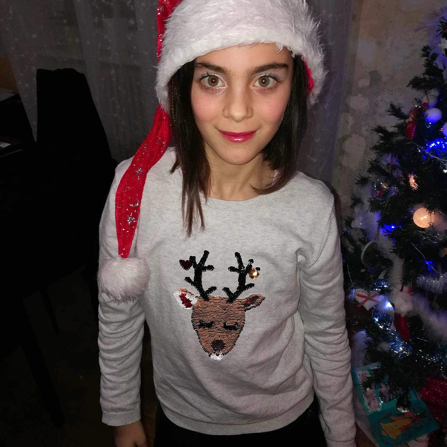 Lilou participe au concours pour gagner de l'argent avec cette photo : beanie, cap, clothing, cool, event, fashion_accessory, fun, girl, headgear, headwear, human_body, human_hair_color, joint, outerwear, person, product, red, shoulder, smile, t_shirt