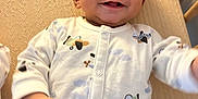 Ayden a rejoint le concours — aidez-le/la à gagner de superbes lots ! baby, babylaughing, bodypart, clothing, crib, face, finger, furniture, hand, happy, head, infantbed, laughing, pajamas, person, photography, portrait, shirt, sleeve, smile