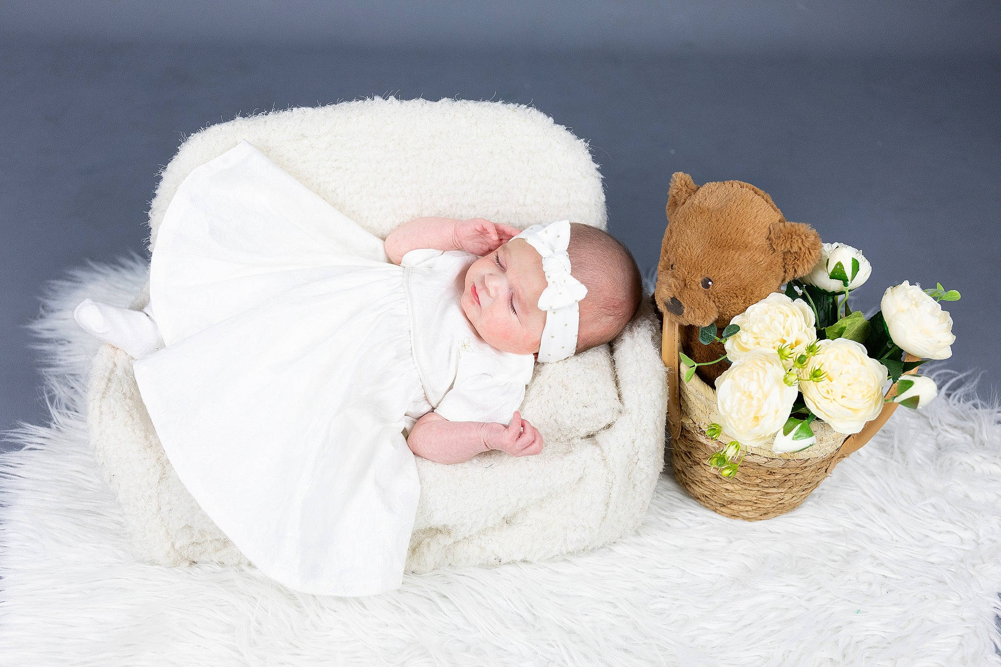 Eva a rejoint le concours — aidez-le/la à gagner de superbes lots ! baby, basket, bridal_accessory, child, comfort, cut_flowers, dress, event, flower, flower_arranging, happy, hat, headgear, headpiece, headwear, linens, person, petal, pink, plant