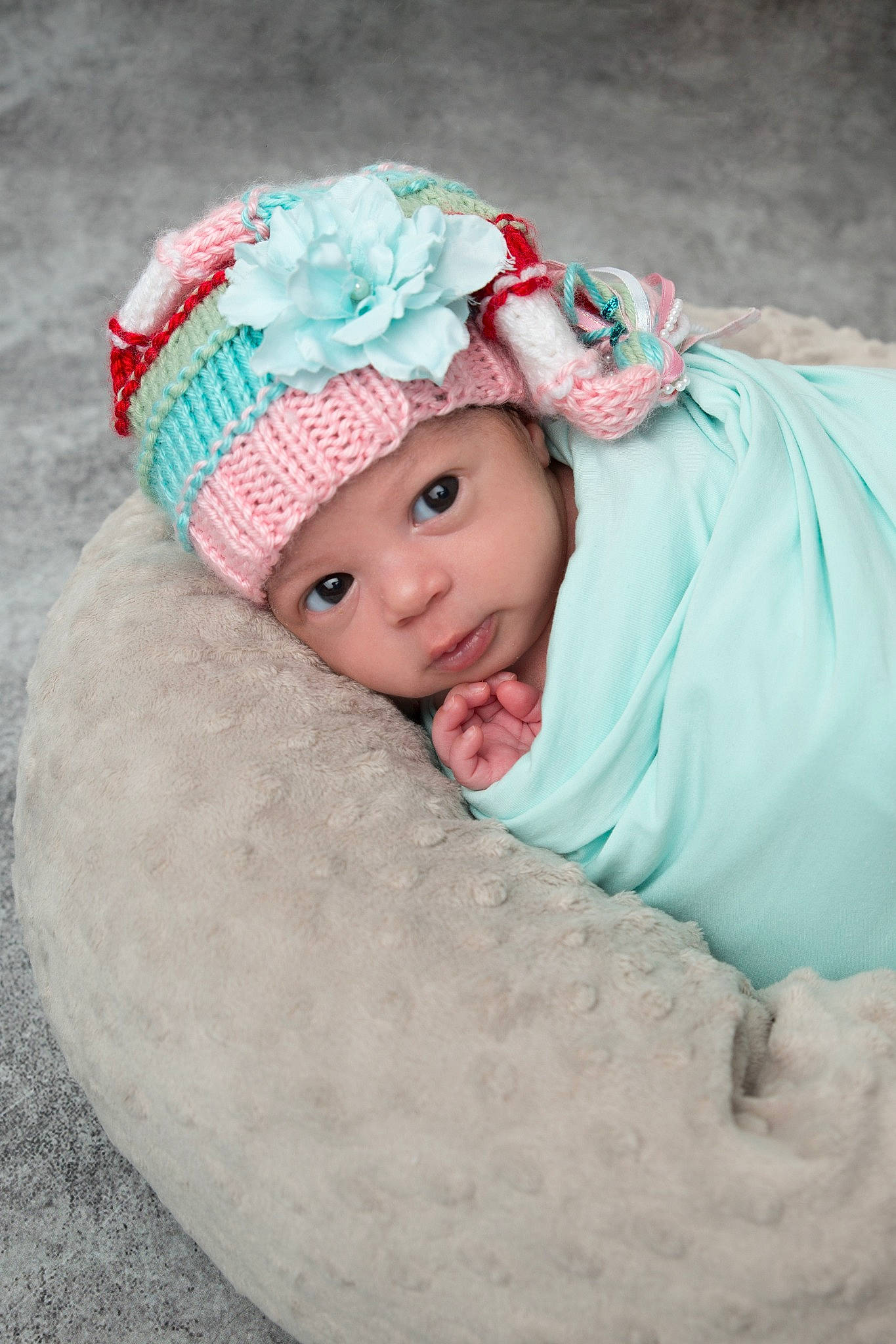 Mia a rejoint le concours — aidez-le/la à gagner de superbes lots ! baby, baby_toddler_clothing, beanie, cap, child, circle, comfort, dress, eye, fashion_accessory, grass, happy, hat, headwear, knit_cap, linens, magenta, person, pink, toddler