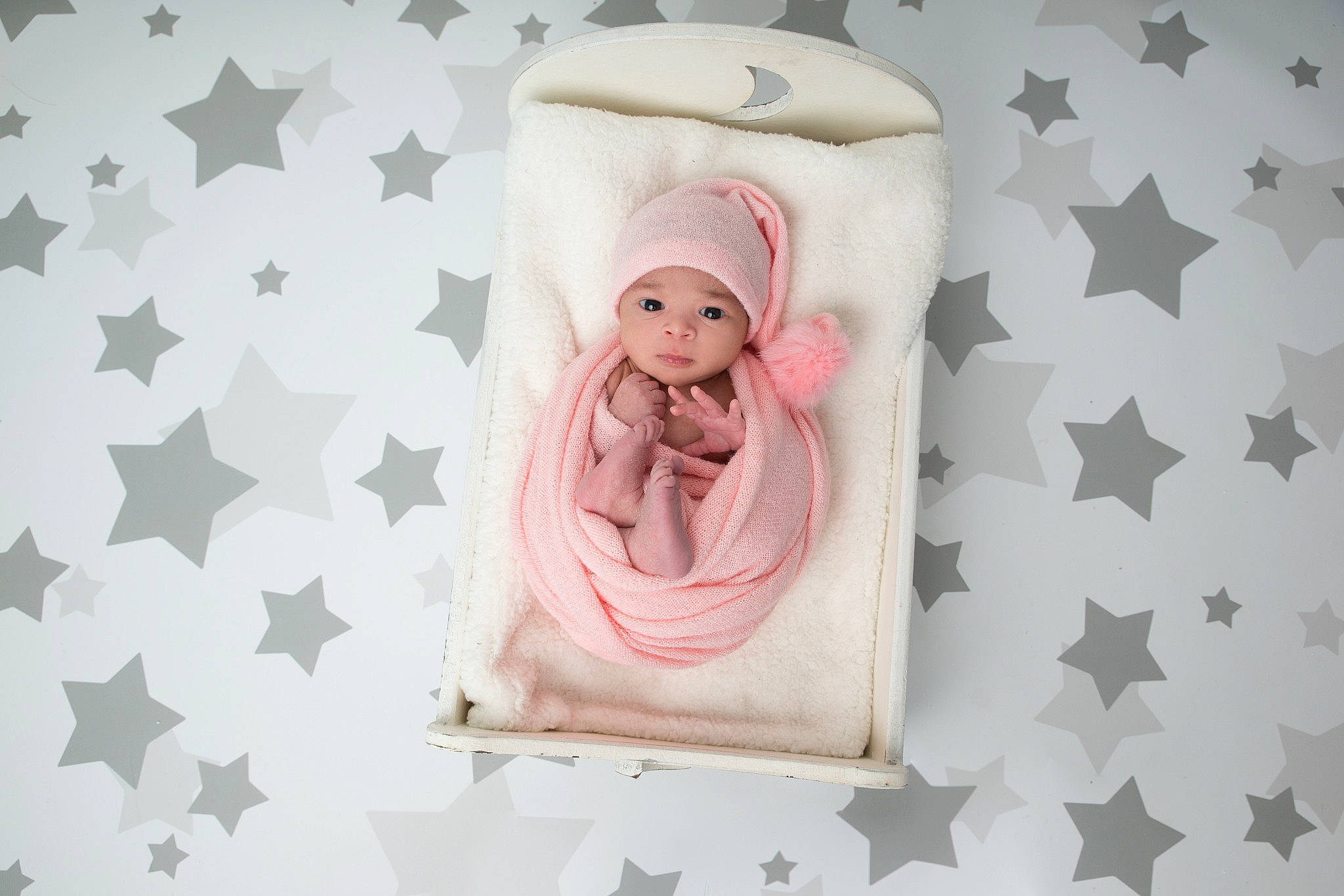 Mia a rejoint le concours — aidez-le/la à gagner de superbes lots ! art, bedding, carmine, child, circle, doll, drinkware, fashion_accessory, font, headwear, linens, magenta, pattern, peach, person, pink, product, rectangle, room, textile