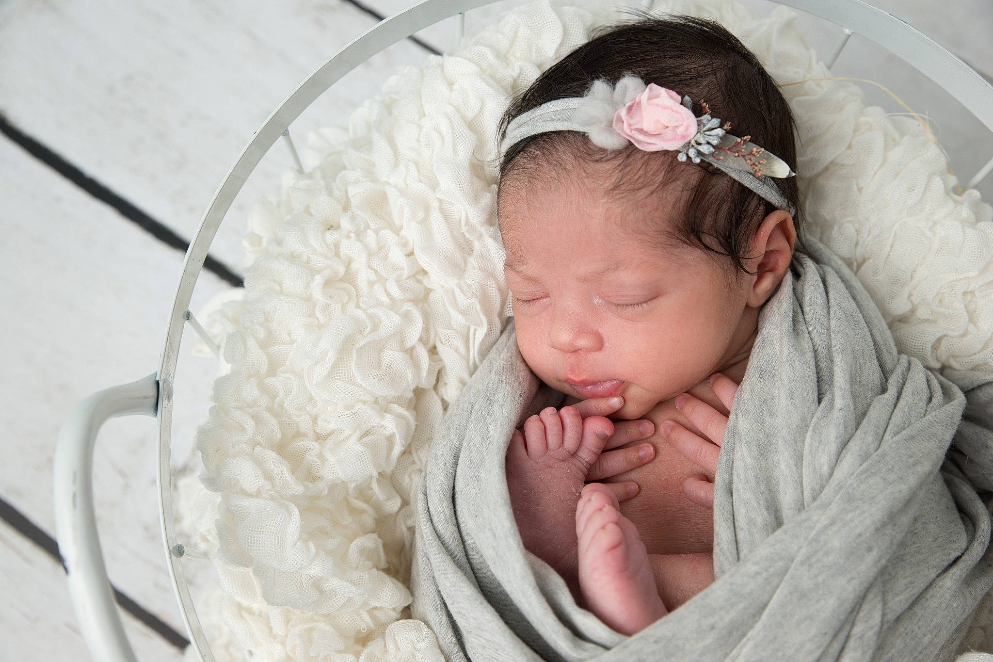 Mia participe au concours pour gagner de l'argent avec cette photo : baby, baby_products, baby_toddler_clothing, cheek, child, comfort, eye, face, fashion_accessory, hairstyle, happy, headband, headgear, headpiece, jewellery, linens, lip, person, petal, skin