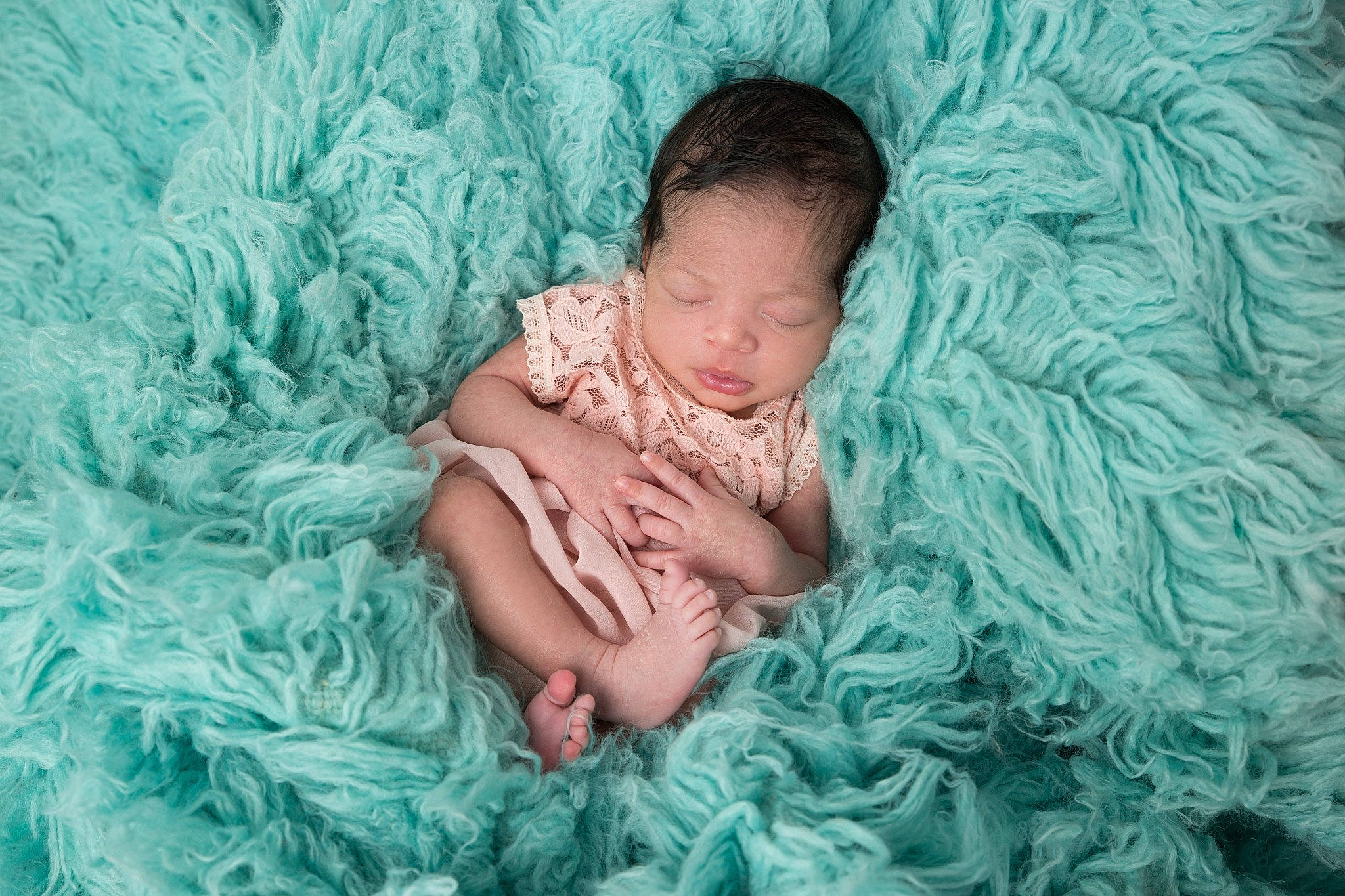 Mia participe au concours pour gagner de l'argent avec cette photo : aqua, azure, baby, baby_toddler_clothing, child, comfort, face, fun, grass, hand, happy, linens, magenta, pattern, people_in_nature, person, pink, sitting, skin, textile