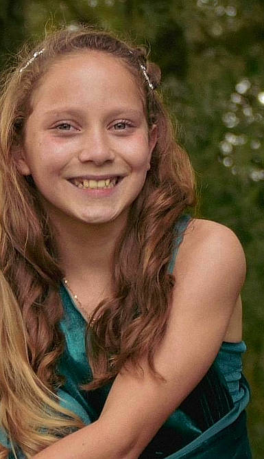 Scout is registered to the contest to win money with this photo: eye, eyebrow, eyelash, face, facial_expression, flash_photography, grass, hair, happy, head, iris, jewellery, joy, layered_hair, lip, long_hair, people_in_nature, person, plant, smile