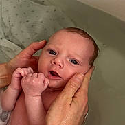 Augustin a rejoint le concours — aidez-le/la à gagner de superbes lots ! baby, infant, hands, water, bath, tub, skin, face, expression, newborn, person, human, cute, small, child, clean, wet, blanket, comfort, care