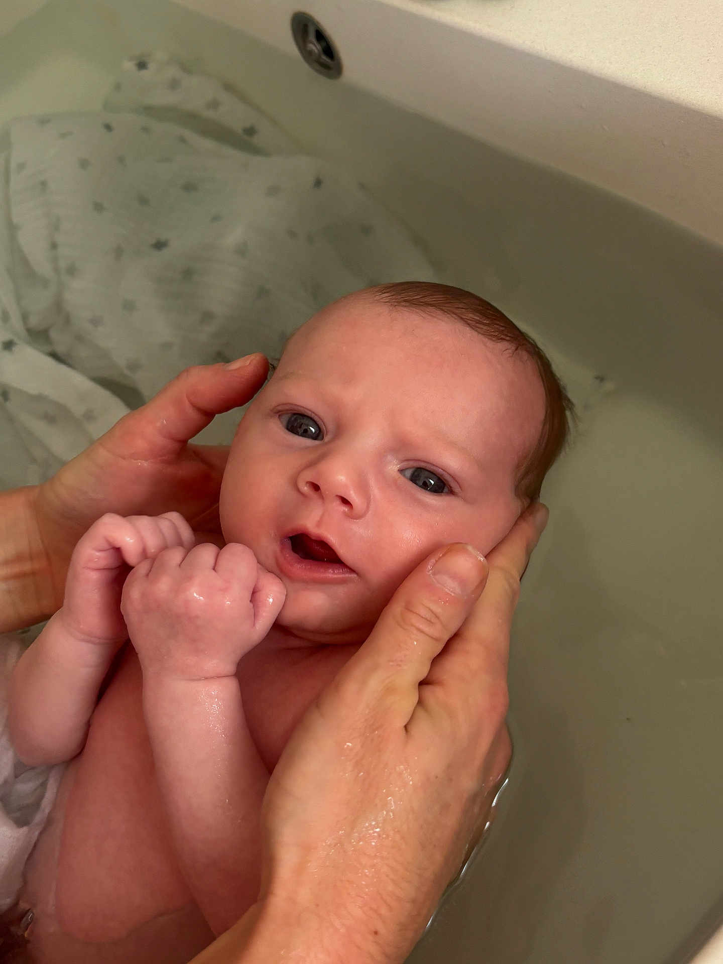 Augustin a rejoint le concours — aidez-le/la à gagner de superbes lots ! baby, infant, hands, water, bath, tub, skin, face, expression, newborn, person, human, cute, small, child, clean, wet, blanket, comfort, care