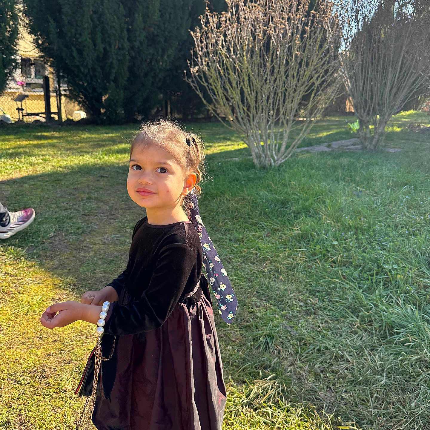 Catalina a rejoint le concours — aidez-le/la à gagner de superbes lots ! child, clothing, dress, face, female, fir, formalwear, girl, grass, head, lawn, nature, outdoors, park, person, photography, plant, portrait, tree, yard