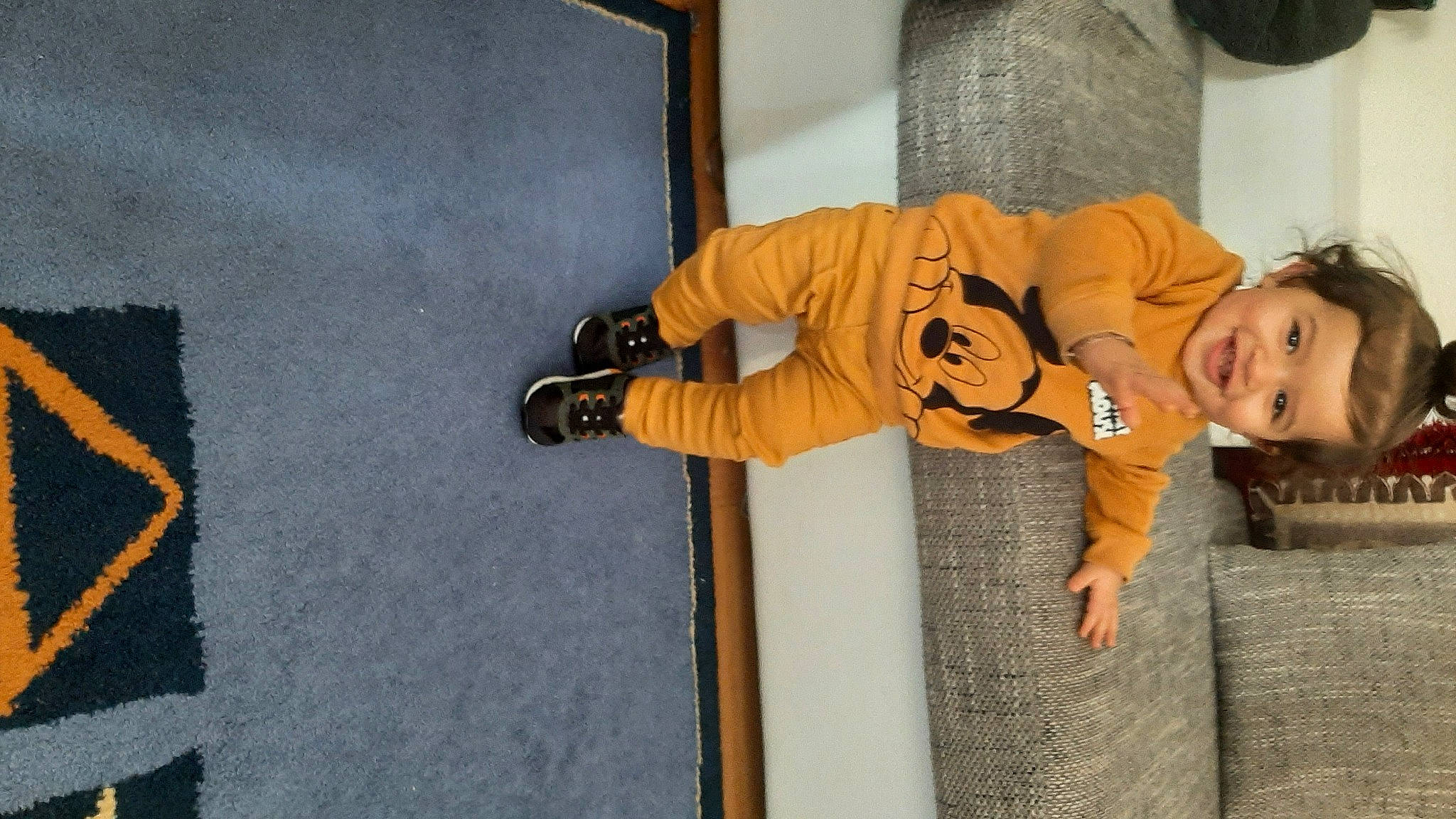 Ismael a rejoint le concours — aidez-le/la à gagner de superbes lots ! baby, baby_products, baby_toddler_clothing, child, comfort, door, flooring, fun, fur, joy, logo, person, room, smile, toddler, wood