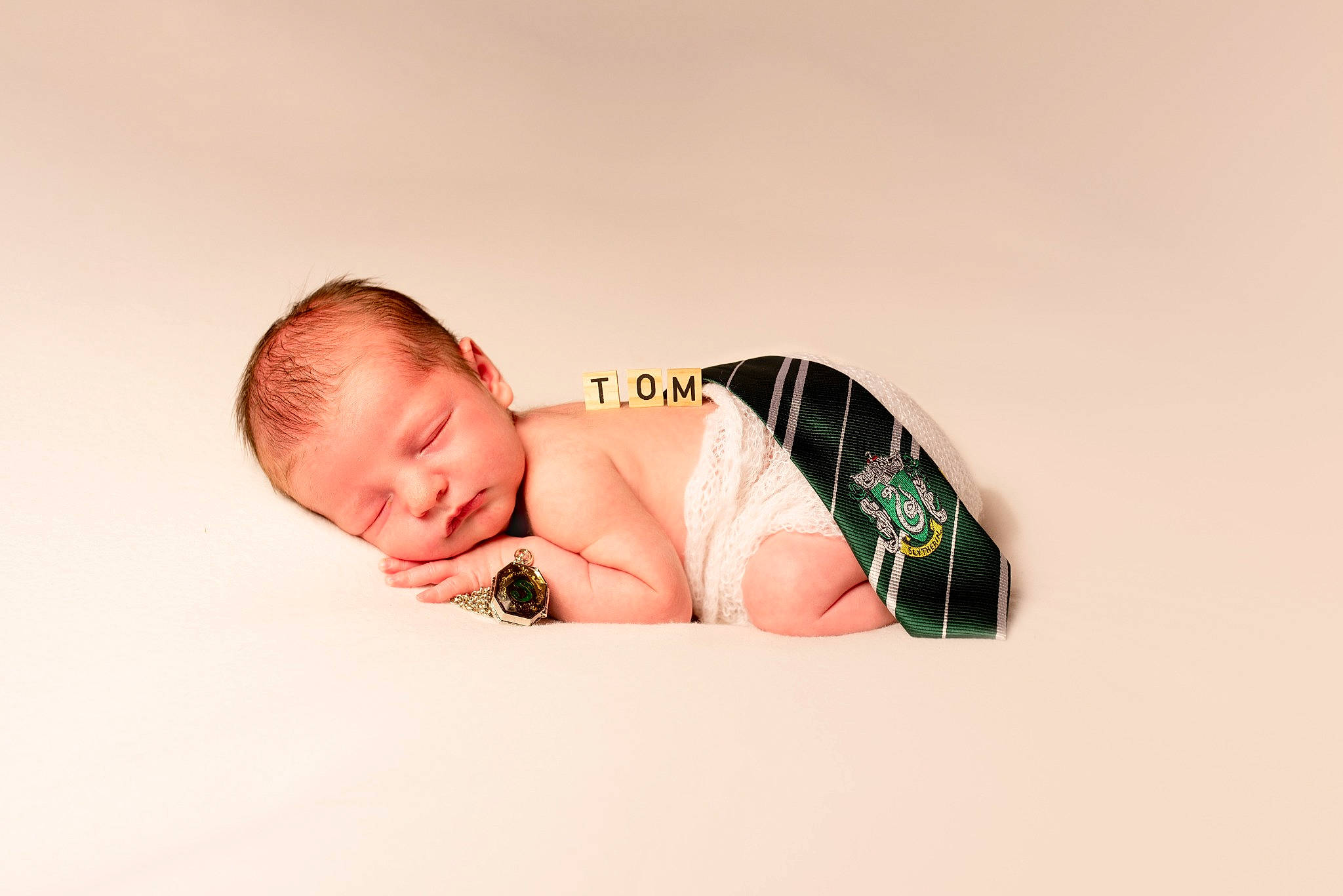 Tom a rejoint le concours — aidez-le/la à gagner de superbes lots ! arm, baby, baby_toddler_clothing, child, comfort, elbow, eye, face, fashion_accessory, flash_photography, foot, fun, happy, head, human_body, jewellery, nail, person, room, stomach