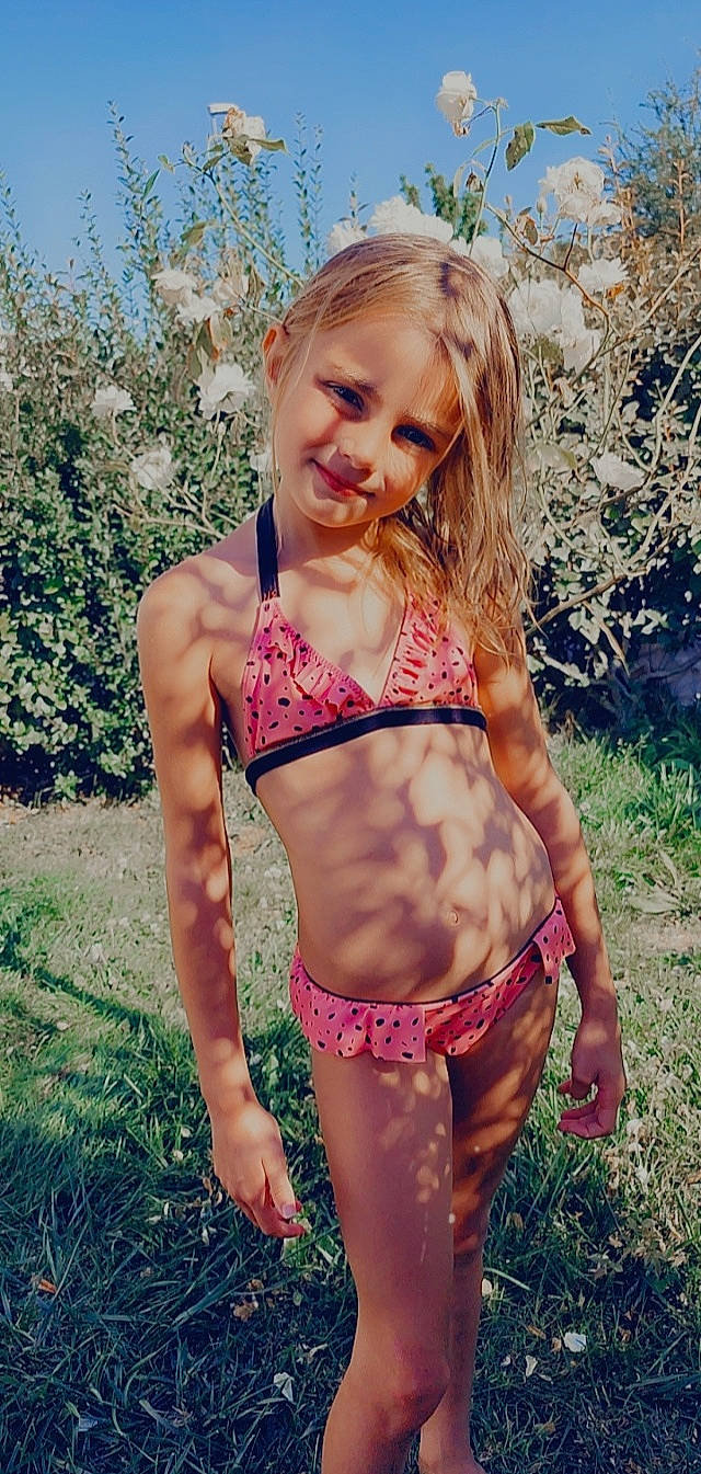 Emyline a rejoint le concours — aidez-le/la à gagner de superbes lots ! brassiere, face, grass, hair, happy, head, human_body, joy, lingerie, lingerie_top, people_in_nature, person, plant, smile, stomach, swimsuit_bottom, swimsuit_top, swimwear, thigh, undergarment