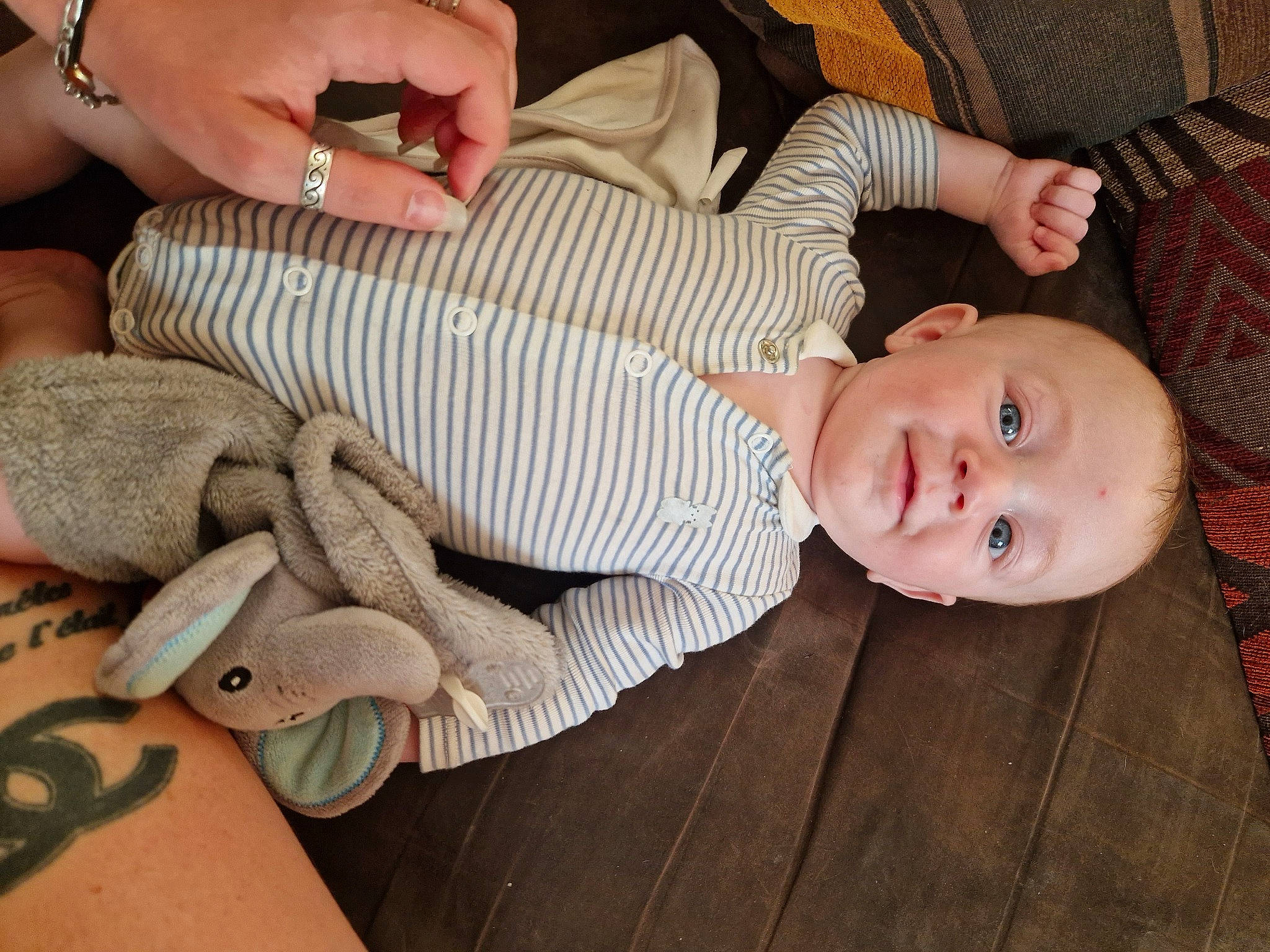 Nyno participe au concours pour gagner de l'argent avec cette photo : baby, baby_toddler_clothing, child, comfort, finger, flooring, gesture, happy, hardwood, headgear, jewellery, nail, pattern, person, sitting, skin, smile, thumb, toddler, wood