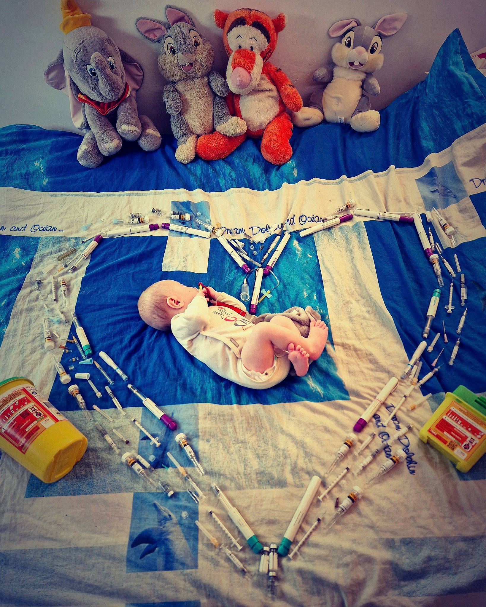 Nyno a rejoint le concours — aidez-le/la à gagner de superbes lots ! art, bedding, blue, carmine, child, electric_blue, event, font, gesture, happy, interaction, light, linens, pattern, person, red, t_shirt, textile, visual_arts, white