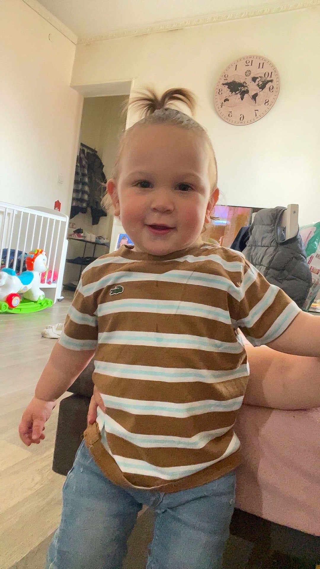 Phärel a rejoint le concours — aidez-le/la à gagner de superbes lots ! toddler, child, indoor, portrait, smiling, striped_shirt, jeans, pony_tail, playful, toy, living_room, clock, wooden_floor, furniture, person, casual_clothing, happy, young_child, cute, home