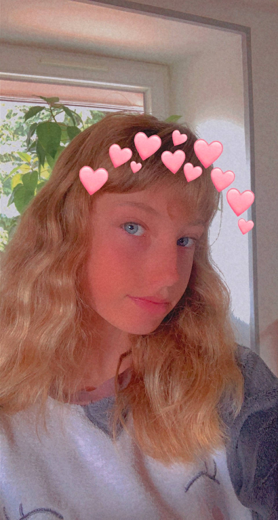 Alexandra participe au concours pour gagner de l'argent avec cette photo : bangs, blond, bridal_accessory, brown_hair, cap, eyebrow, eyelash, hair_accessory, hairstyle, headband, headgear, headpiece, headwear, jaw, lip, long_hair, magenta, neck, person, petal