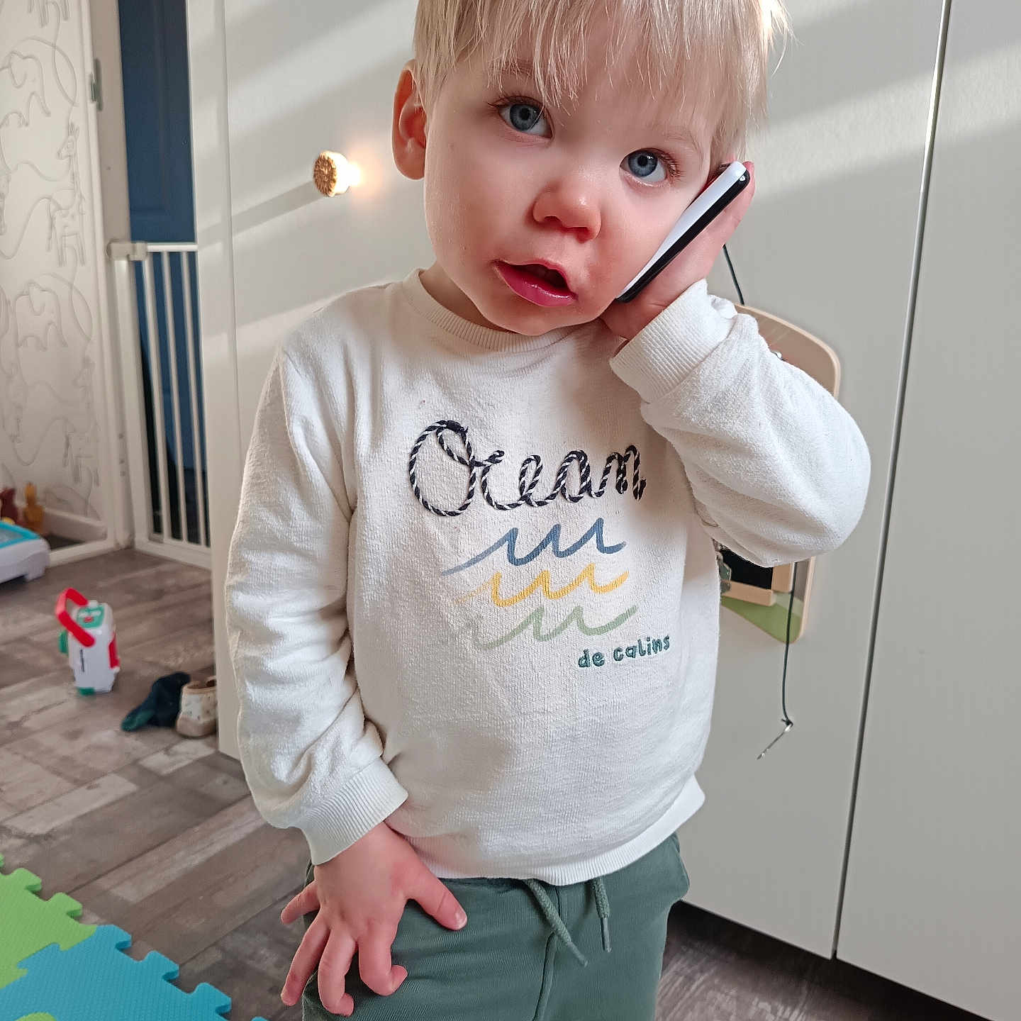 Robin a rejoint le concours — aidez-le/la à gagner de superbes lots ! bodypart, boy, child, clothing, electronics, face, finger, hand, hardwood, head, longsleeve, male, mobilephone, pants, person, photography, portrait, sleeve, t_shirt, wood