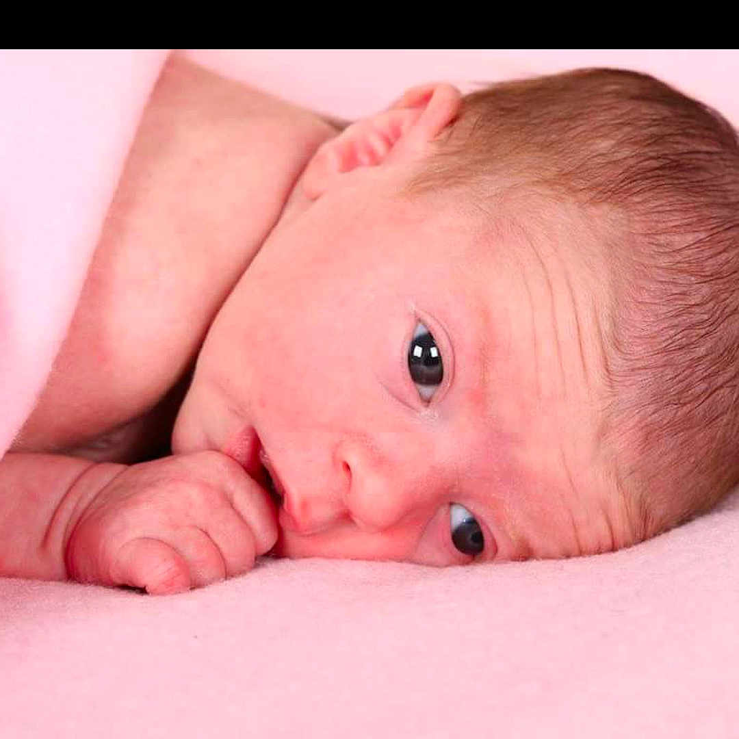 Naëlle participe au concours pour gagner de l'argent avec cette photo : chest, child, ear, hand, human_body, infant, leg, mouth, muscle, neck, nose, organ, person, sense, skin, toddler