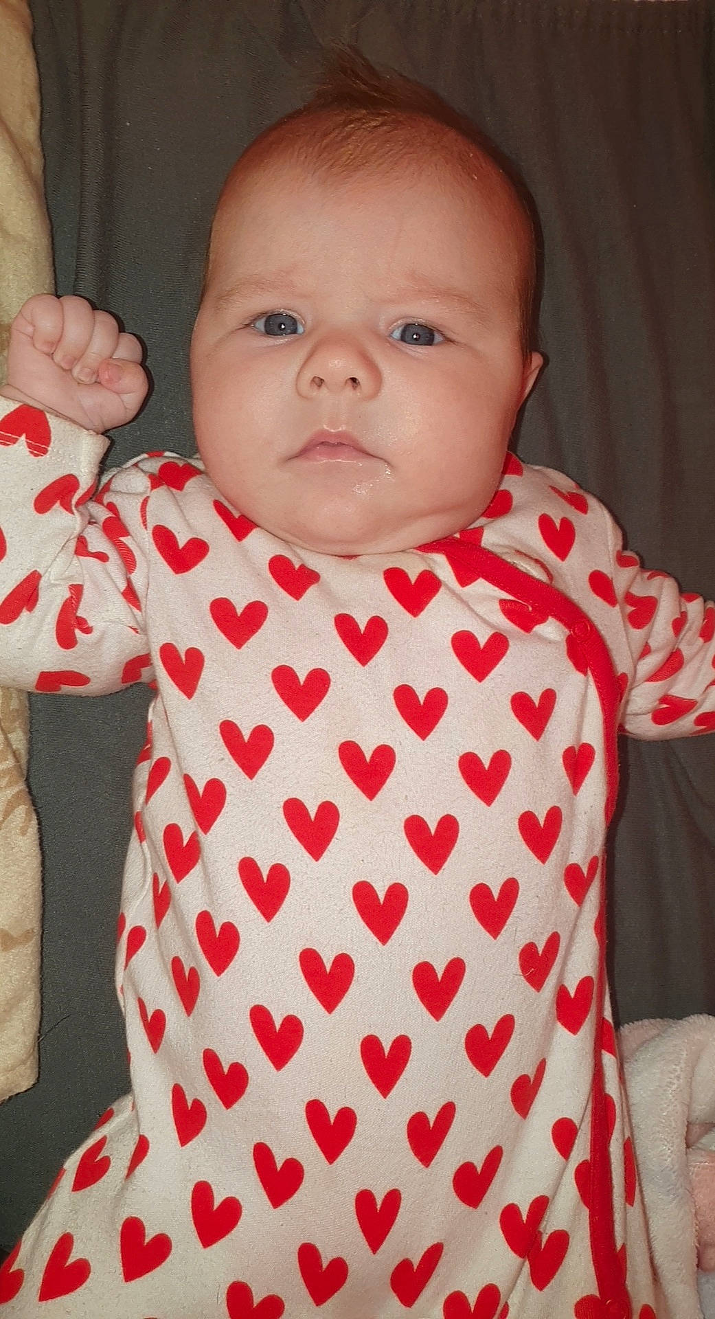 Lizzie a rejoint le concours — aidez-le/la à gagner de superbes lots ! baby, baby_products, baby_toddler_clothing, button, cheek, child, ear, eyelash, finger, iris, lip, mouth, nose, organ, person, skin, sleeve, toddler