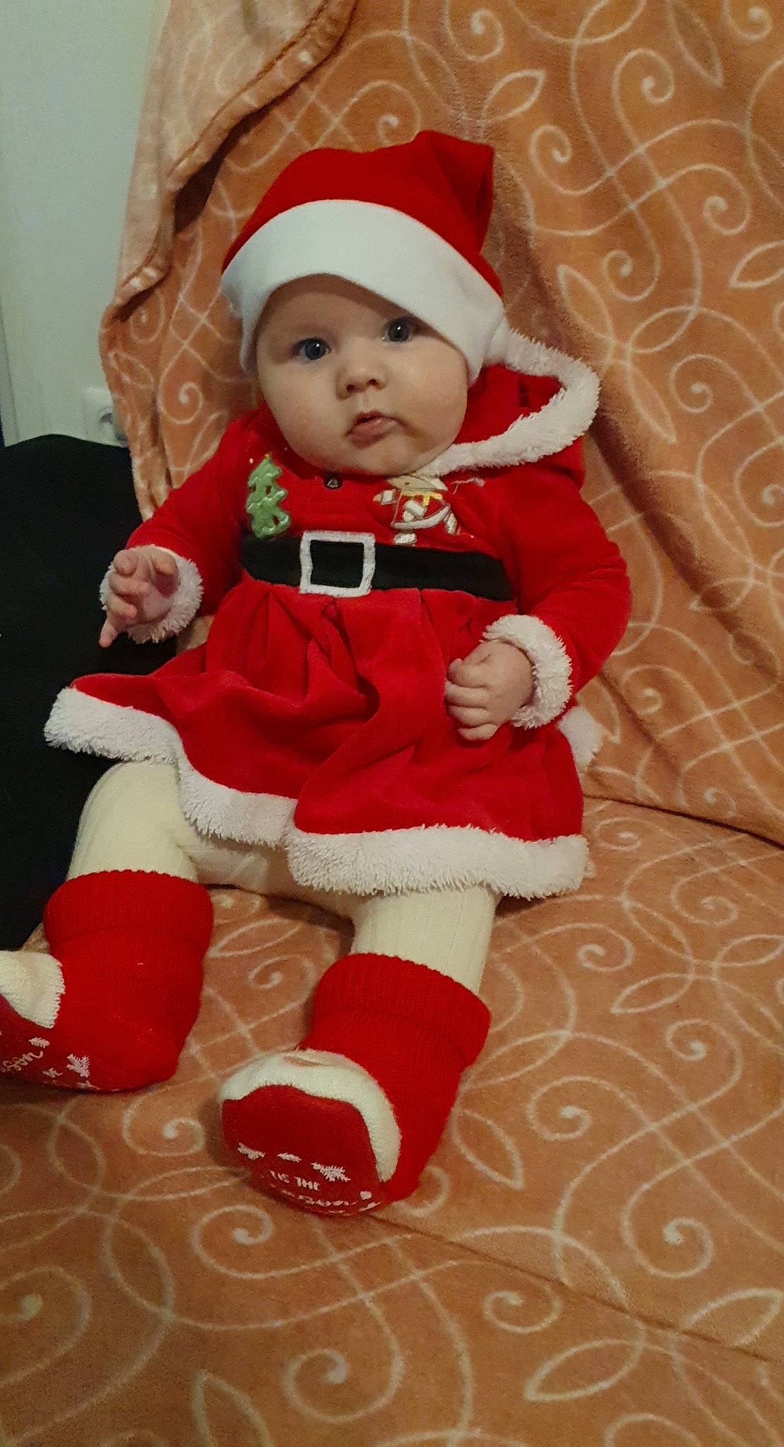 Lizzie a rejoint le concours — aidez-le/la à gagner de superbes lots ! baby, baby_toddler_clothing, carmine, cheek, child, christmas, christmas_eve, costume, costume_accessory, costume_hat, fictional_character, fur, headwear, human, human_body, lap, nose, person, red, sleeve