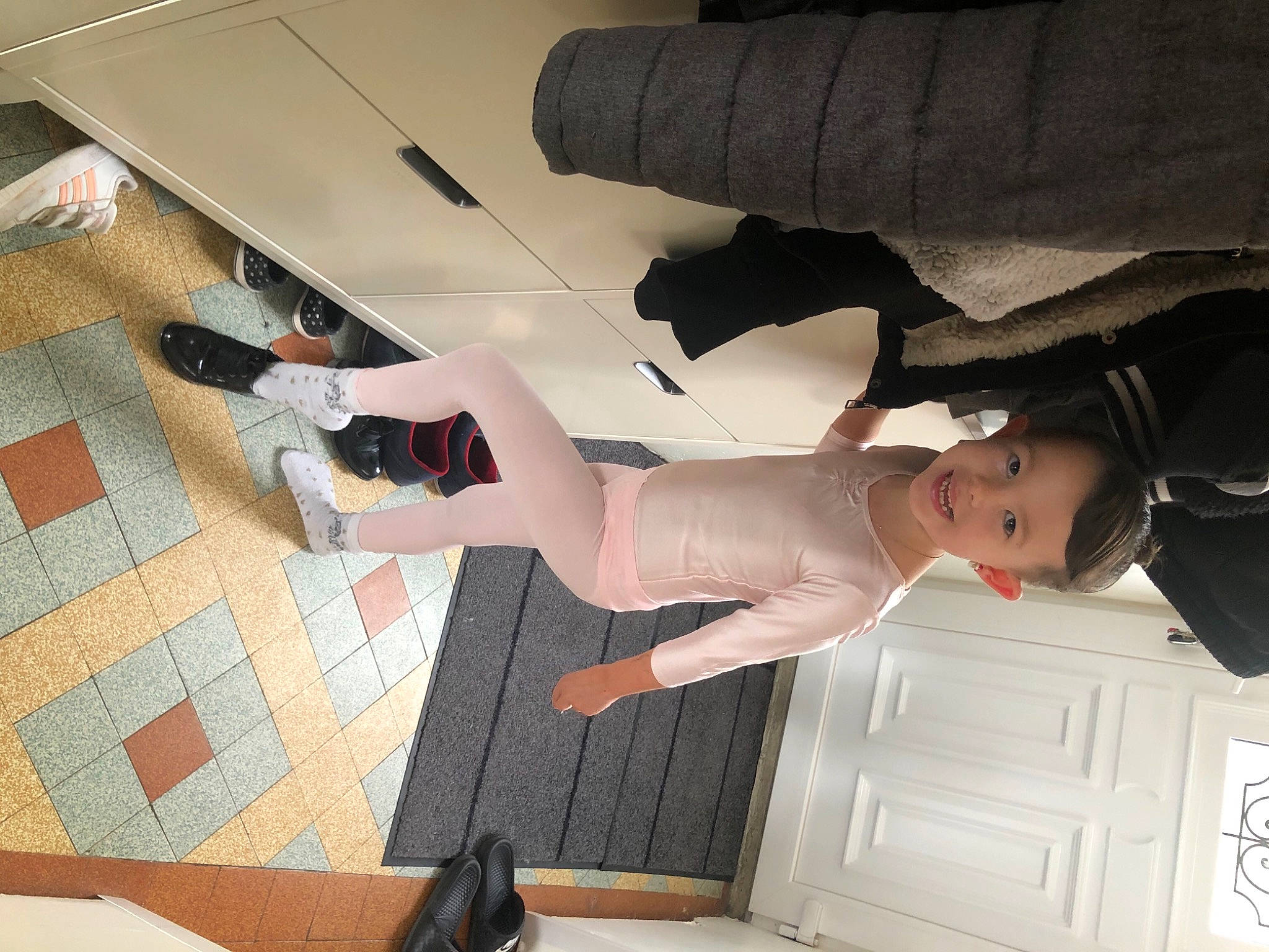 Léna a rejoint le concours — aidez-le/la à gagner de superbes lots ! joy, leg, person