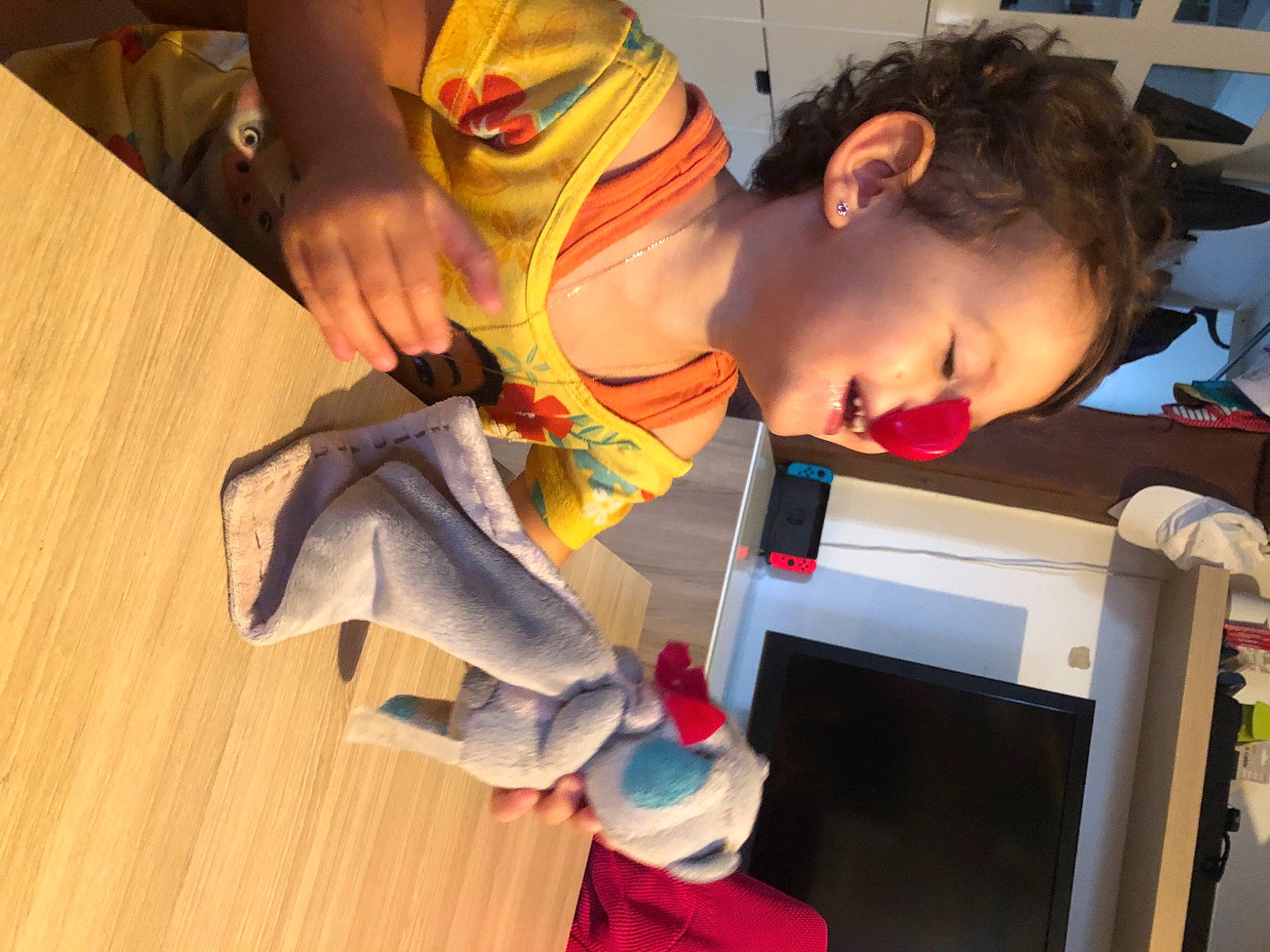 Maxine a rejoint le concours — aidez-le/la à gagner de superbes lots ! person, play