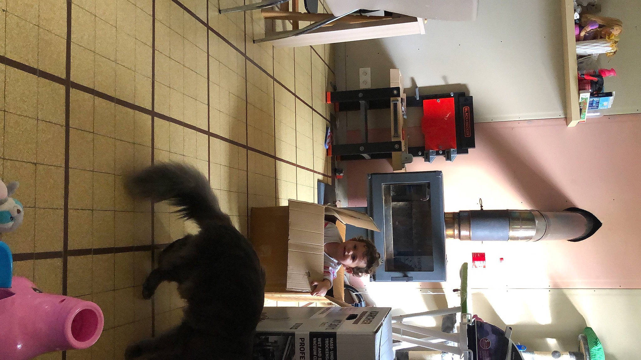 Maxine participe au concours pour gagner de l'argent avec cette photo : architecture, building, house, interior_design, metal, person, room