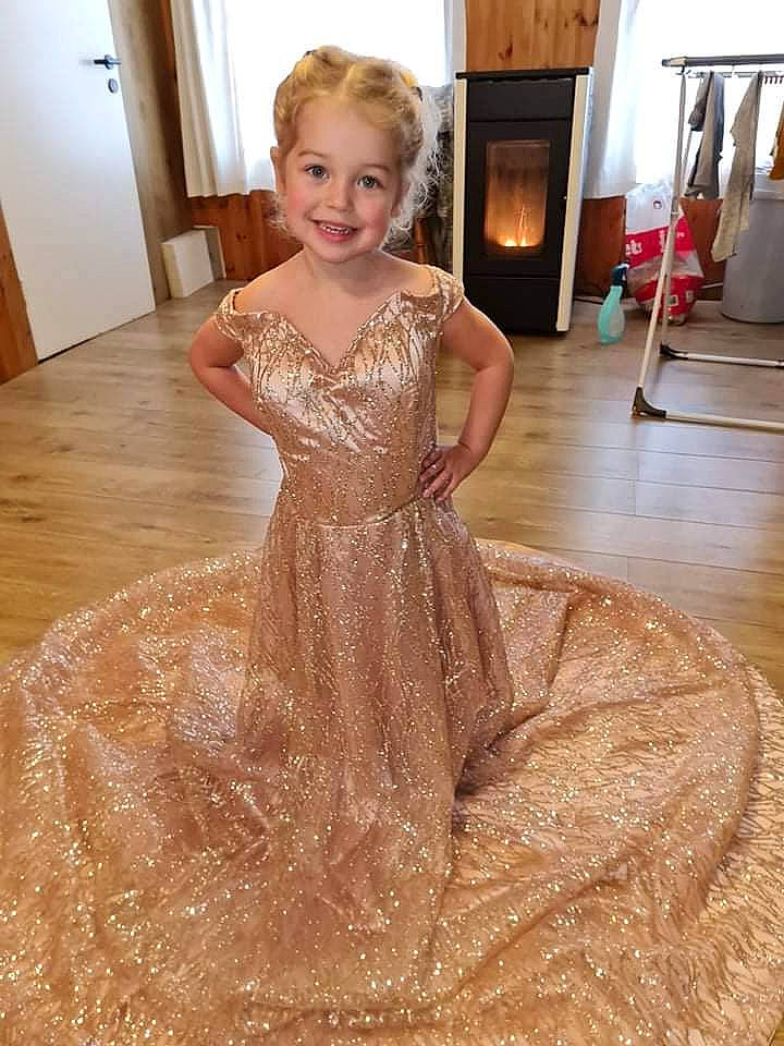 Liza a rejoint le concours — aidez-le/la à gagner de superbes lots ! bridal_accessory, bridal_clothing, bridal_party_dress, day_dress, dress, embellishment, face, fashion_design, floor, flooring, formal_wear, gown, happy, hardwood, joy, long_hair, one_piece_garment, person, smile, textile