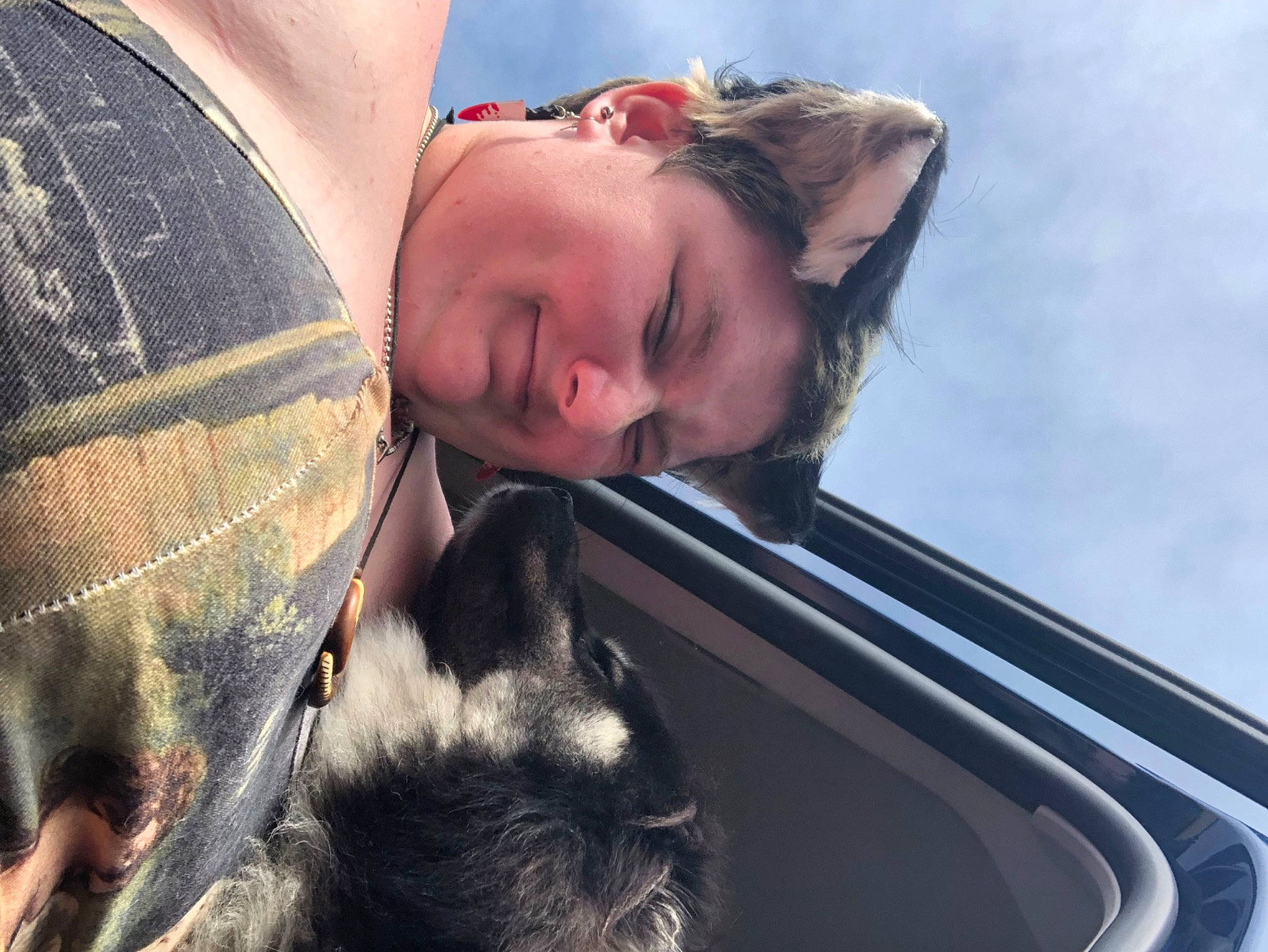 Tsuki participe au concours pour gagner de l'argent avec cette photo : black_hair, brown_hair, carnivore, companion_dog, dog_breed, eye, eyewear, face, felidae, flash_photography, fun, fur, hairstyle, happy, sky, smile, sunglasses, tints_and_shades, tree, whiskers