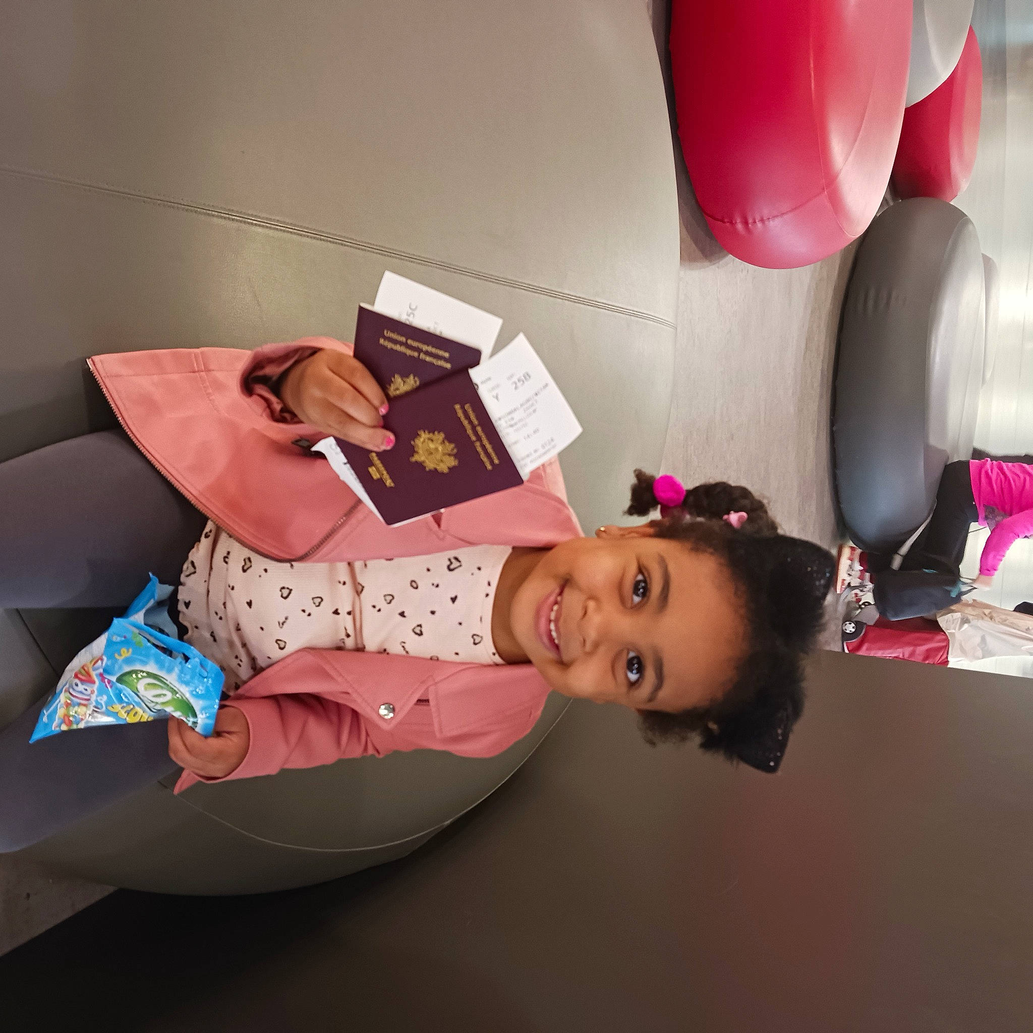 Miya Nadou participe au concours pour gagner de l'argent avec cette photo : balloon, child, comfort, event, eyewear, flesh, flooring, foot, fun, happy, human_leg, joy, knee, leisure, magenta, party_supply, person, pink, room, sitting