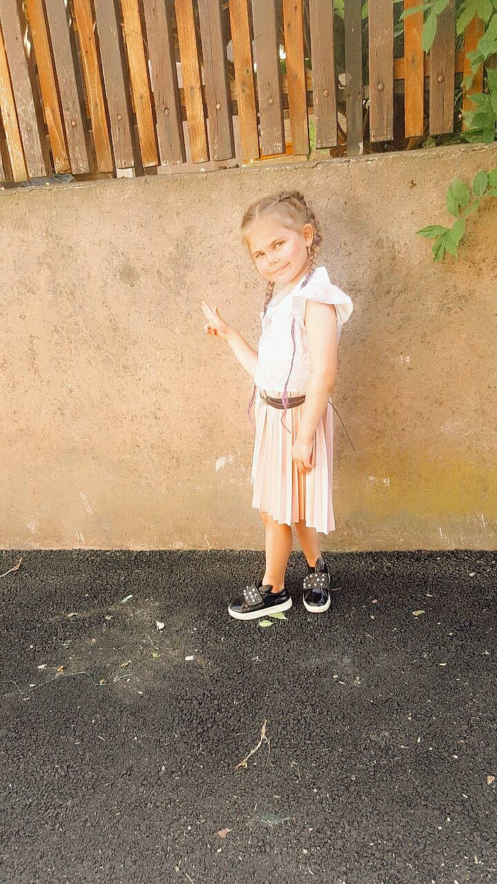 Jaynissa participe au concours pour gagner de l'argent avec cette photo : asphalt, blond, concrete, door, fun, grass, happy, human_leg, joy, leg, person, road_surface, shadow, shoe, sitting, street_fashion, tints_and_shades, toddler, uniform, vintage_clothing
