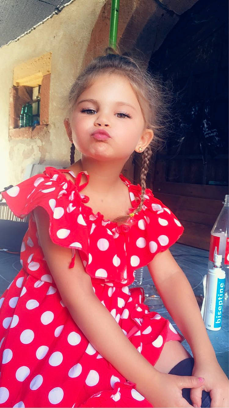 Jaynissa participe au concours pour gagner de l'argent avec cette photo : day_dress, drinking_water, fashion_design, hair, happy, lip, magenta, neck, one_piece_garment, pattern, person, pink, plaid, plastic_bottle, red, shoulder, skin, sleeve, toddler, waist