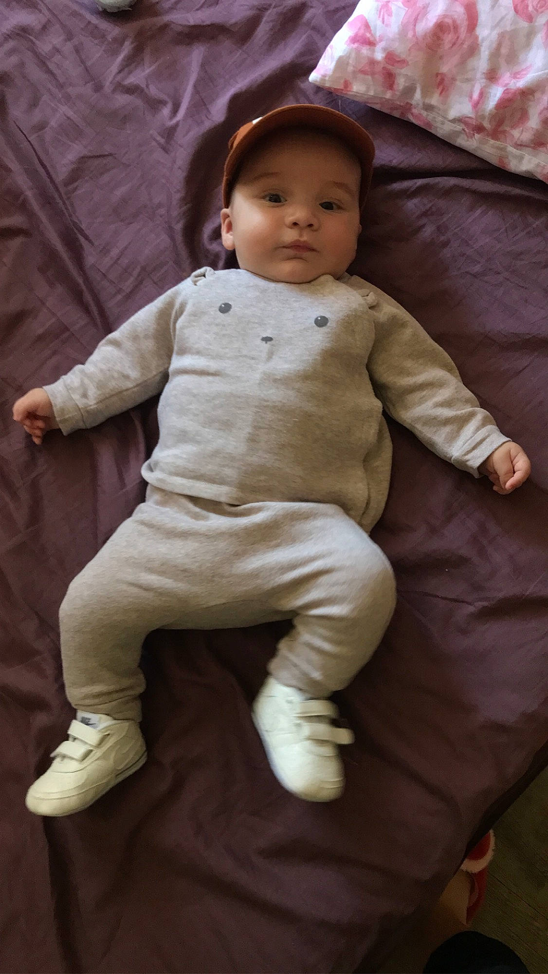 Ilan participe au concours pour gagner de l'argent avec cette photo : baby, baby_toddler_clothing, cheek, child, chin, comfort, eye, face, flash_photography, flooring, gesture, happy, head, headwear, linens, nose, person, sitting, skin, sleeve