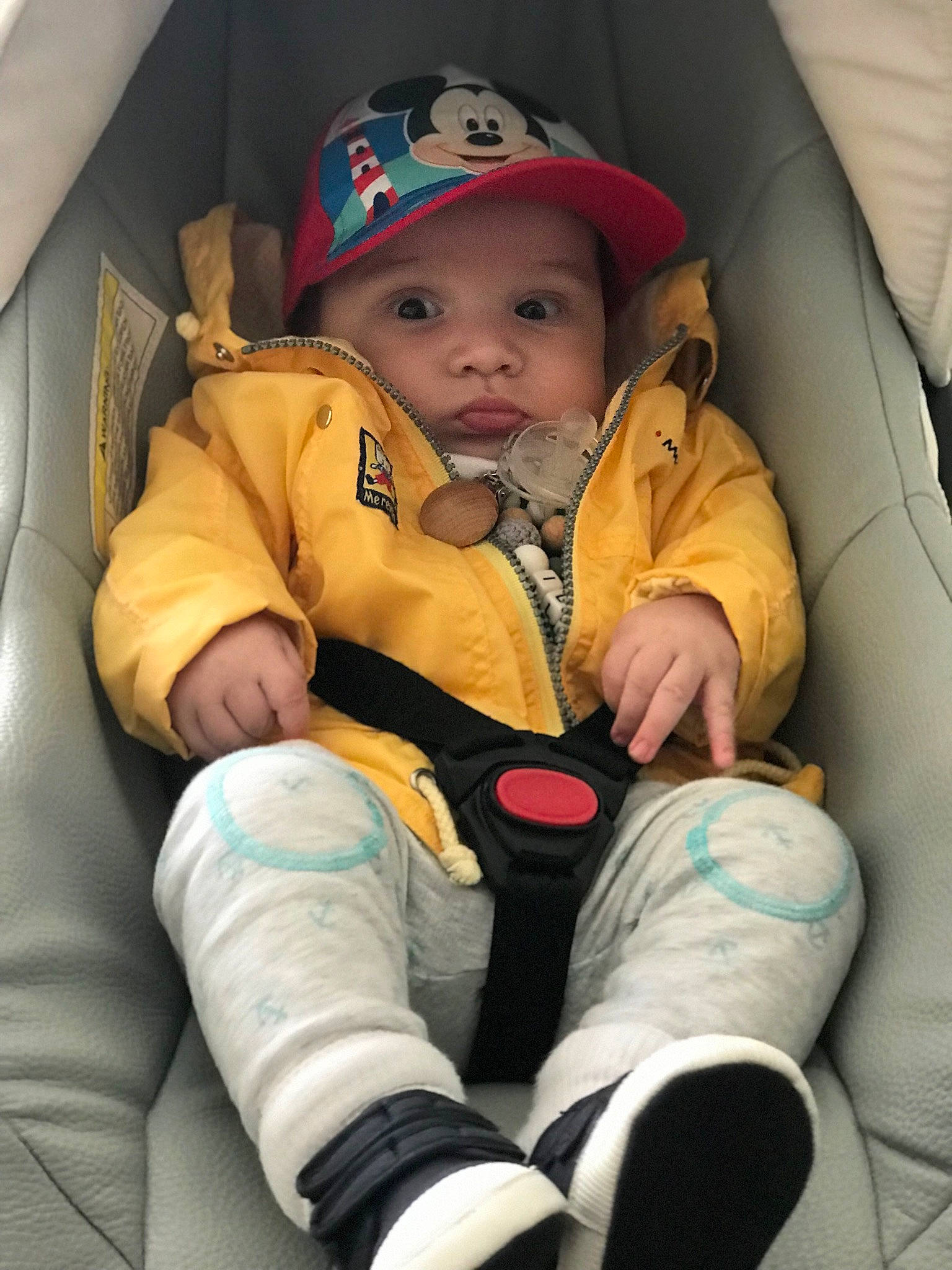 Ilan a rejoint le concours — aidez-le/la à gagner de superbes lots ! auto_part, baby, baby_carriage, baby_in_car_seat, baby_products, baby_toddler_clothing, cap, car_seat, car_seat_cover, child, comfort, finger, fun, hat, headwear, lap, leg, person, personal_protective_equipment, sitting
