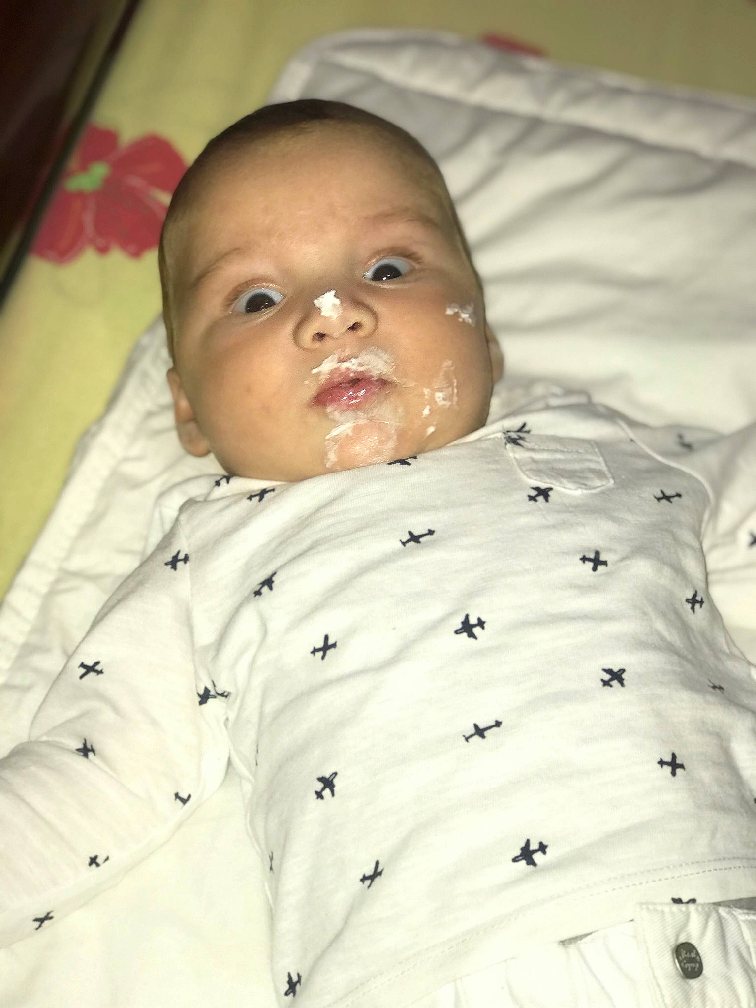 Ilan a rejoint le concours — aidez-le/la à gagner de superbes lots ! baby, bed, bed_sheet, bedding, child, chin, collar, comfort, eye, eyebrow, forehead, linens, mouth, nose, person, room, skin, sleeve, smile, toddler